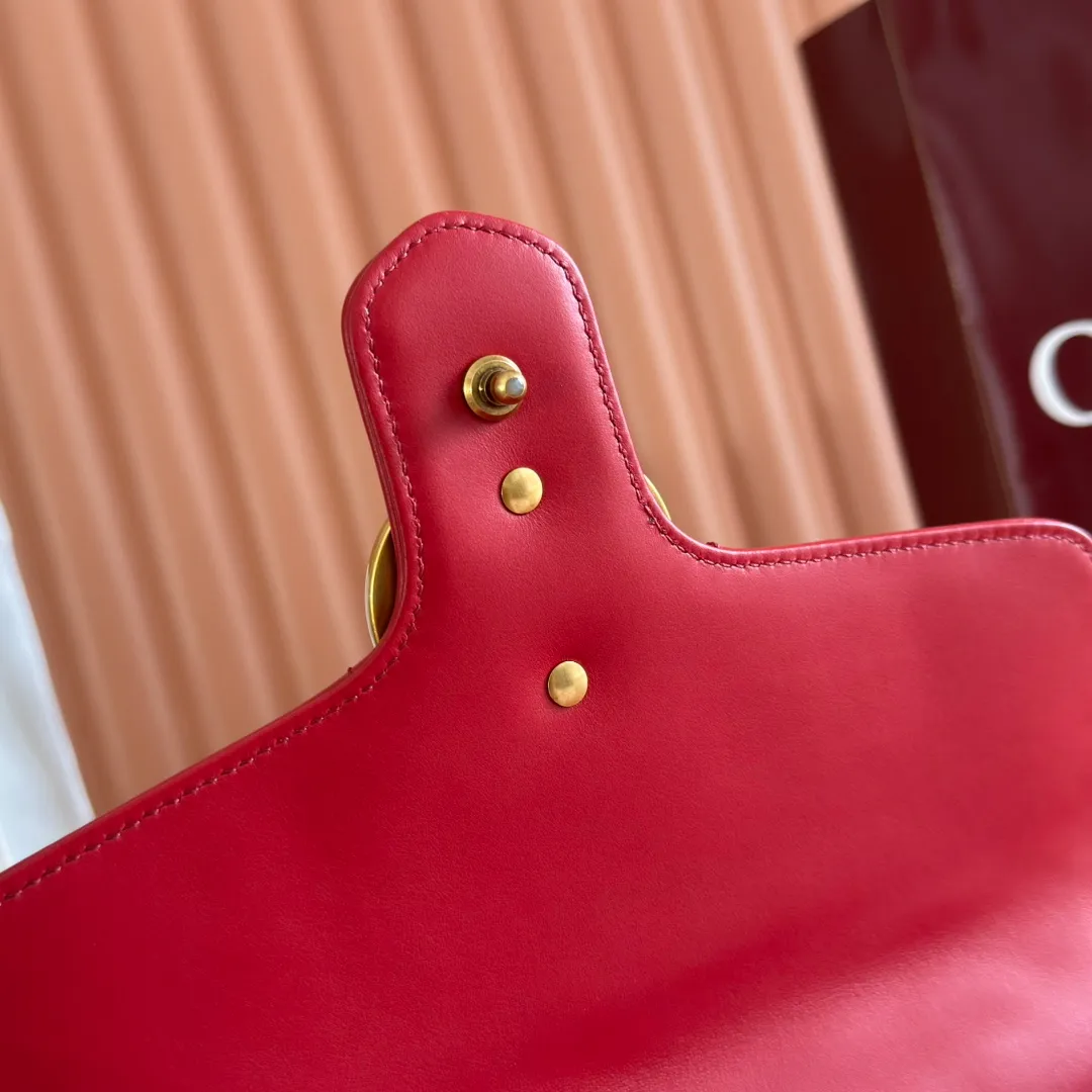 p1500. 📣📣📣【Original leather accessories🌈Full set of counter packaging】🔥🔥 ‼ ‼ "Marmont Italian Original Leather"‼ ‼ Have you picked up the addictive Gucci bags? The elegant and exquisite design of the GG Marmont series has captured the hearts of many girls! At the same time, it is also a must-have versatile item for global experts! Super awesome! Model: 498110. Size: 27*19*10.5, color: red
