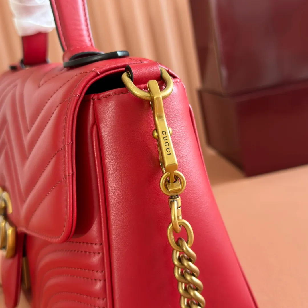 p1500. 📣📣📣【Original leather accessories🌈Full set of counter packaging】🔥🔥 ‼ ‼ "Marmont Italian Original Leather"‼ ‼ Have you picked up the addictive Gucci bags? The elegant and exquisite design of the GG Marmont series has captured the hearts of many girls! At the same time, it is also a must-have versatile item for global experts! Super awesome! Model: 498110. Size: 27*19*10.5, color: red