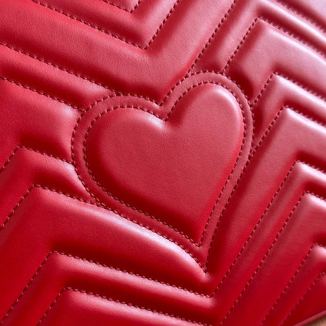 p1500. 📣📣📣【Original leather accessories🌈Full set of counter packaging】🔥🔥 ‼ ‼ "Marmont Italian Original Leather"‼ ‼ Have you picked up the addictive Gucci bags? The elegant and exquisite design of the GG Marmont series has captured the hearts of many girls! At the same time, it is also a must-have versatile item for global experts! Super awesome! Model: 498110. Size: 27*19*10.5, color: red
