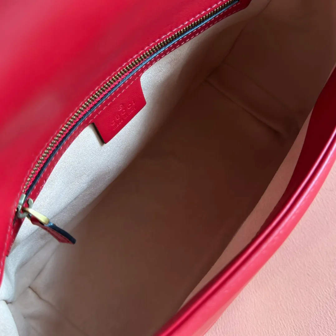 p1500. 📣📣📣【Original leather accessories🌈Full set of counter packaging】🔥🔥 ‼ ‼ "Marmont Italian Original Leather"‼ ‼ Have you picked up the addictive Gucci bags? The elegant and exquisite design of the GG Marmont series has captured the hearts of many girls! At the same time, it is also a must-have versatile item for global experts! Super awesome! Model: 498110. Size: 27*19*10.5, color: red