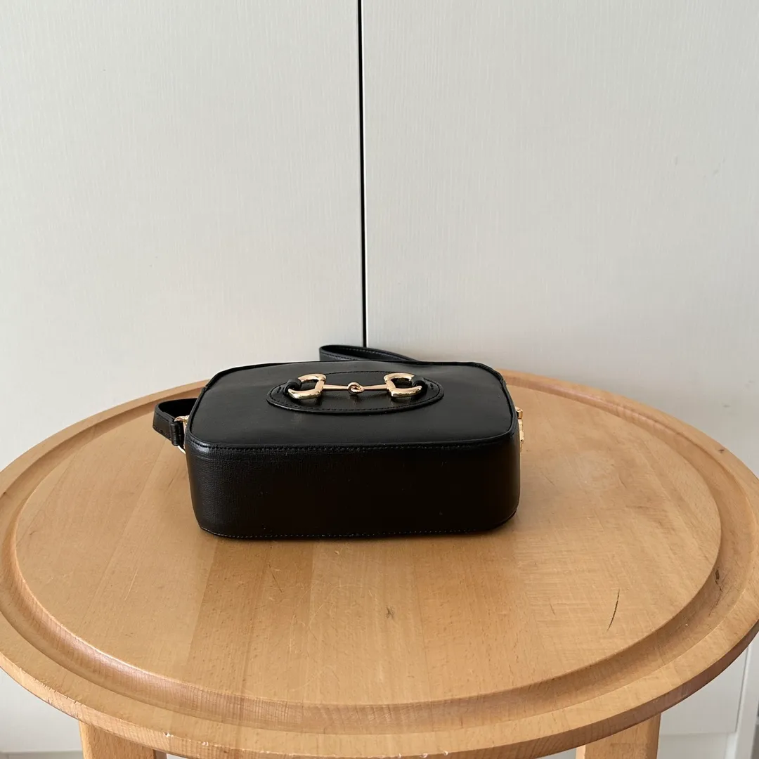 Actual shot #💰260 Style number: 760196 black full leather Size: 20✖️13✖️6cm 𝗚𝘂𝗰𝗰𝗶 𝗛𝗼𝗿𝘀𝗲𝗯𝗶𝘁 𝟭𝟵𝟱𝟱 camera bag The classic horsebit and retro style can be matched casually without going wrong. The size is invincible and friendly~ A cute toast bun shape🍞Not too big, not too small, just right! The length of the shoulder strap can be adjusted with a pin buckle for cross-body wear, and the capacity also meets daily needs~