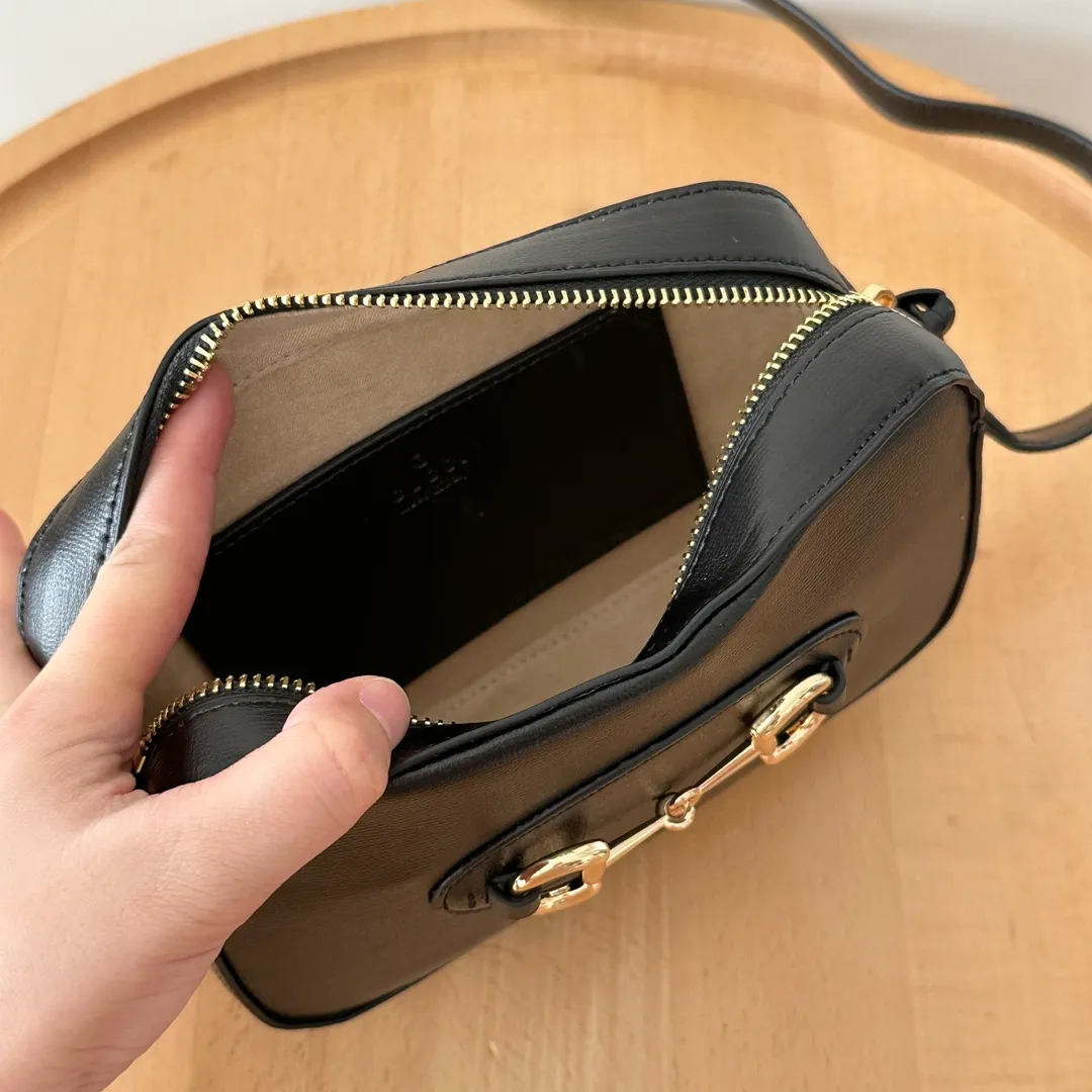 Actual shot #💰260 Style number: 760196 black full leather Size: 20✖️13✖️6cm 𝗚𝘂𝗰𝗰𝗶 𝗛𝗼𝗿𝘀𝗲𝗯𝗶𝘁 𝟭𝟵𝟱𝟱 camera bag The classic horsebit and retro style can be matched casually without going wrong. The size is invincible and friendly~ A cute toast bun shape🍞Not too big, not too small, just right! The length of the shoulder strap can be adjusted with a pin buckle for cross-body wear, and the capacity also meets daily needs~