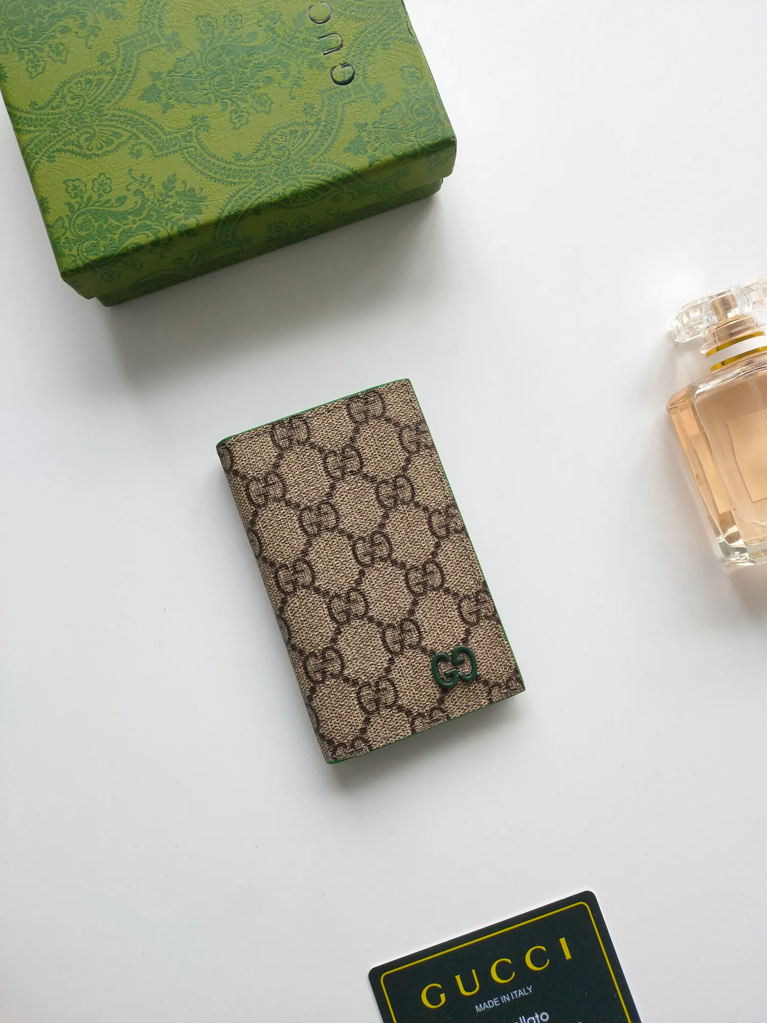 💰100💰Long card holder with GG details. Gucci archive elements GG details and vibrant colors are cleverly blended. This long card holder is crafted from GG Supreme canvas and cleverly incorporates red contrasting details, bringing subtle contrast to this compact daily accessory. Model: 768249. Dimensions when open: 12 (length) x 15cm (width) Dimensions when closed: 12 (length) x 7.5cm (width)