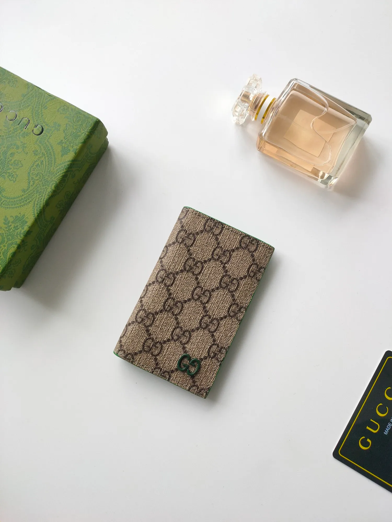 💰100💰Long card holder with GG details. Gucci archive elements GG details and vibrant colors are cleverly blended. This long card holder is crafted from GG Supreme canvas and cleverly incorporates red contrasting details, bringing subtle contrast to this compact daily accessory. Model: 768249. Dimensions when open: 12 (length) x 15cm (width) Dimensions when closed: 12 (length) x 7.5cm (width)