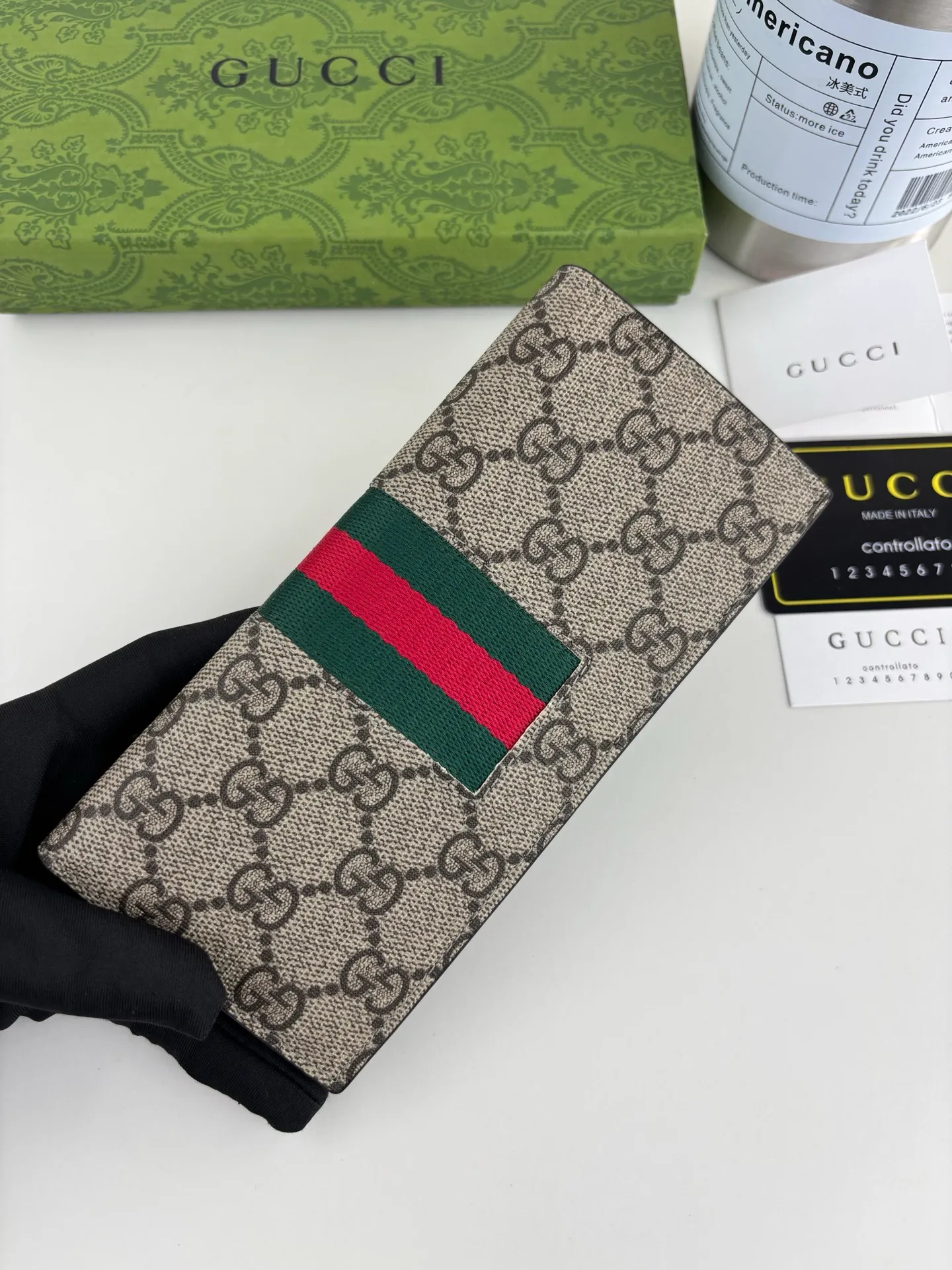 💰140 GUCCl The two most recognizable logos - GG pattern and webbing are carefully matched. Made of original materials with Gucci striped web detail. Style No.: 408836 Size: 19cm x 10cm x 2cm Color: Brown