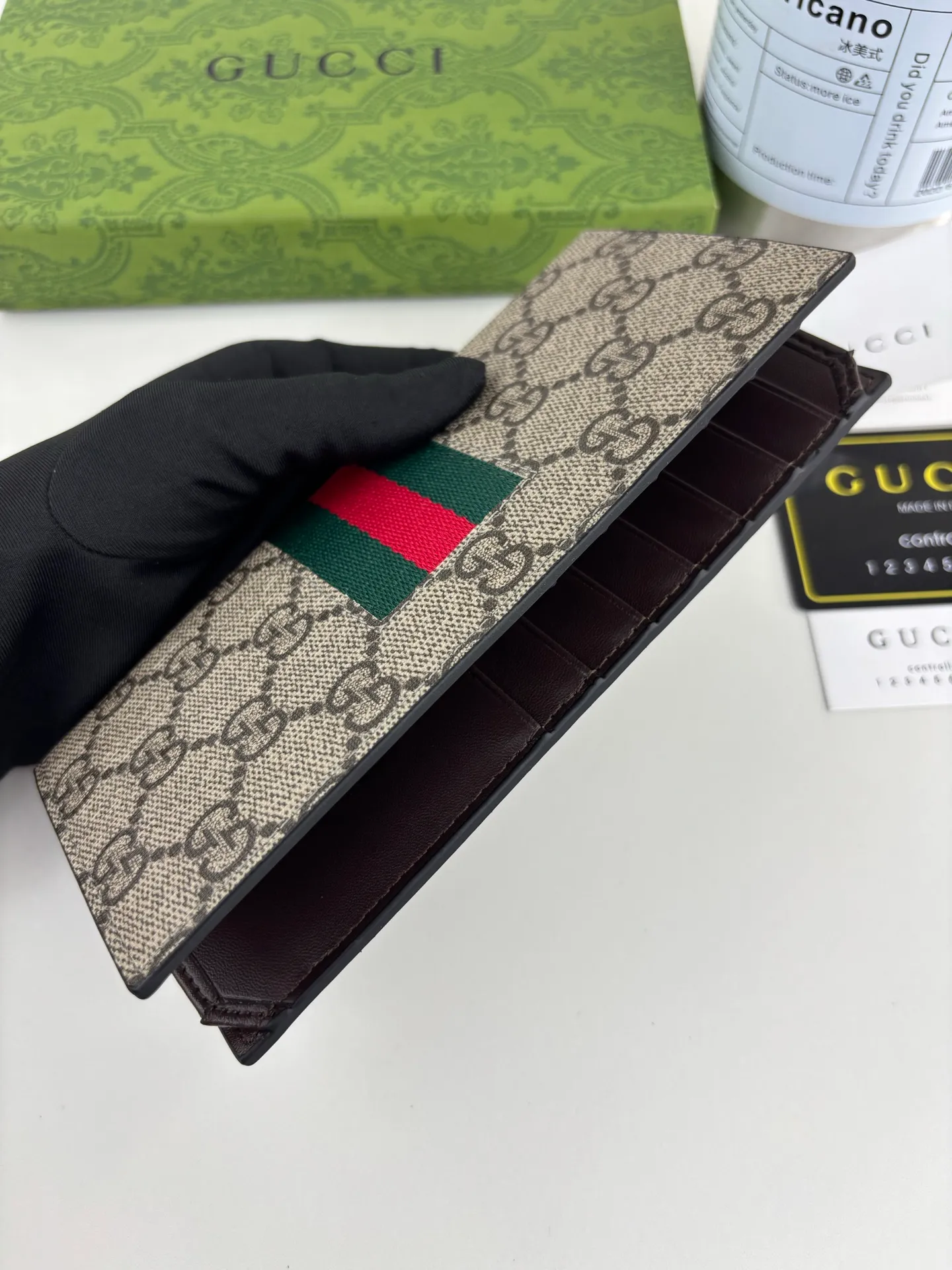 💰140 GUCCl The two most recognizable logos - GG pattern and webbing are carefully matched. Made of original materials with Gucci striped web detail. Style No.: 408836 Size: 19cm x 10cm x 2cm Color: Brown