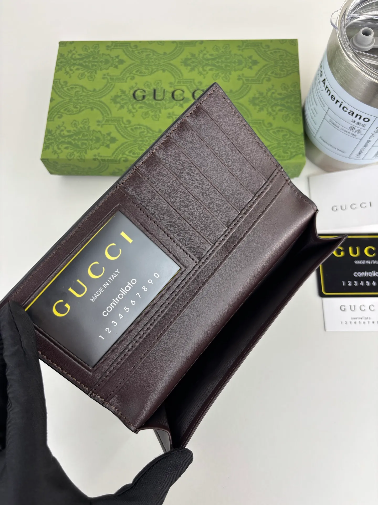 💰140 GUCCl The two most recognizable logos - GG pattern and webbing are carefully matched. Made of original materials with Gucci striped web detail. Style No.: 408836 Size: 19cm x 10cm x 2cm Color: Brown