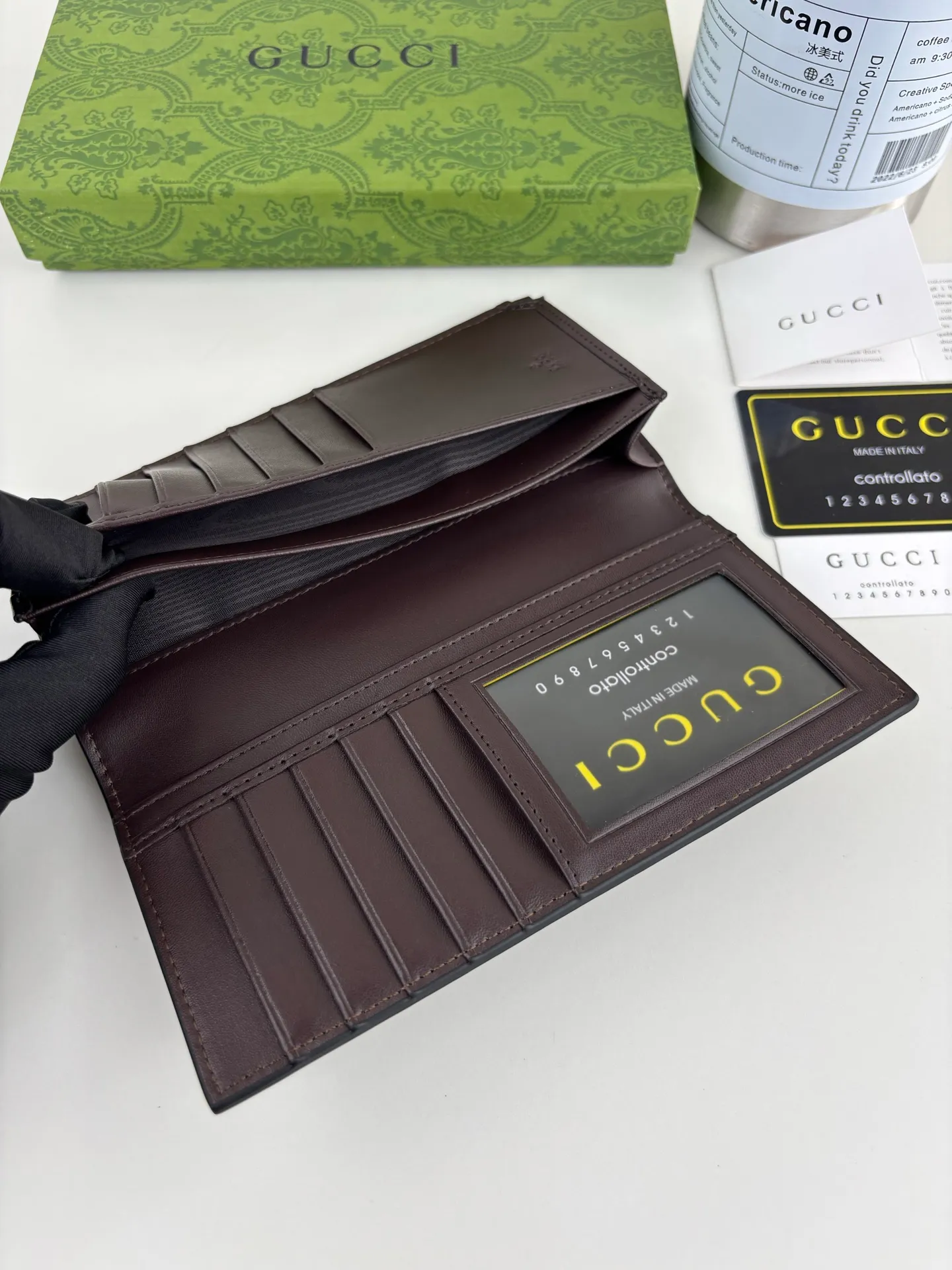 💰140 GUCCl The two most recognizable logos - GG pattern and webbing are carefully matched. Made of original materials with Gucci striped web detail. Style No.: 408836 Size: 19cm x 10cm x 2cm Color: Brown
