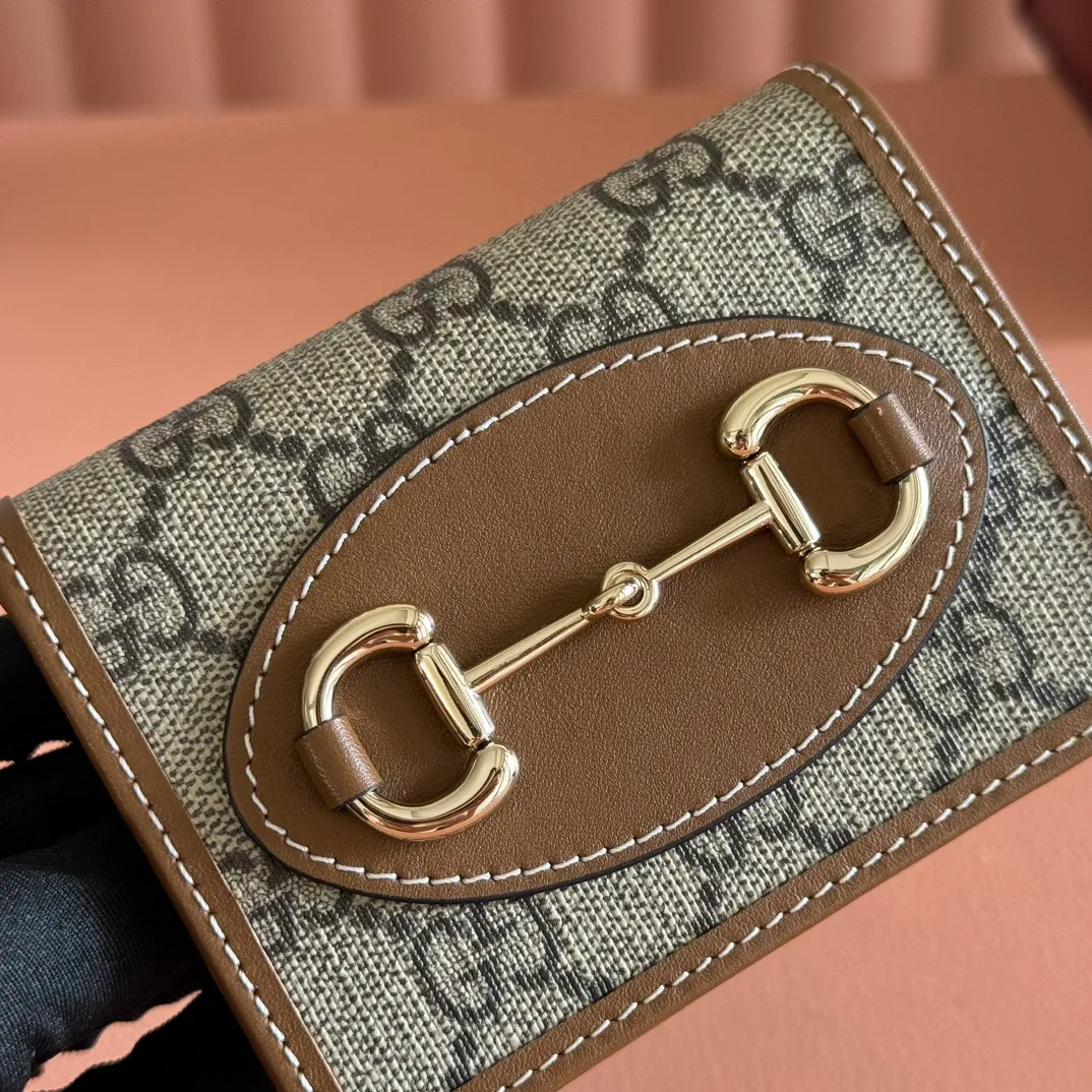 p400. 💋💋💋【Full set of original leather accessories counter packaging】🔥🔥Gucc” 1955 Horsebit Bag! The card bag’s classic horsebit + Monogram + card bag’s black hook design is full of retro. The long shoulder strap and single shoulder strap are very beautiful! This season’s hot style, it feels like it is going to become popular again! Do you have the feeling that you want to buy it immediately. Model: 621887. Size: 11x8.5x3cm. Color: brown pvc.