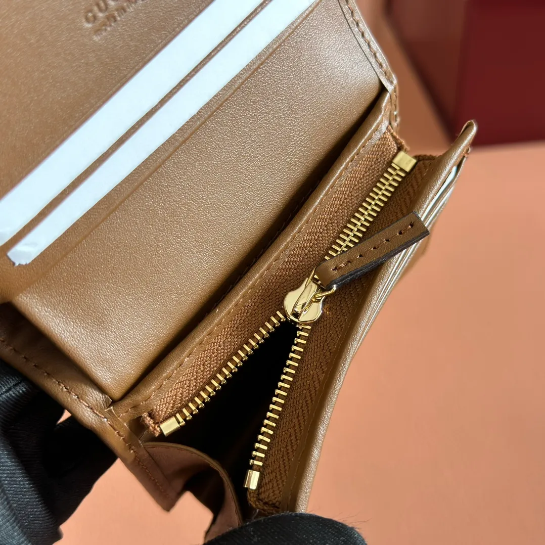 p400. 💋💋💋【Full set of original leather accessories counter packaging】🔥🔥Gucc” 1955 Horsebit Bag! The card bag’s classic horsebit + Monogram + card bag’s black hook design is full of retro. The long shoulder strap and single shoulder strap are very beautiful! This season’s hot style, it feels like it is going to become popular again! Do you have the feeling that you want to buy it immediately. Model: 621887. Size: 11x8.5x3cm. Color: brown pvc.