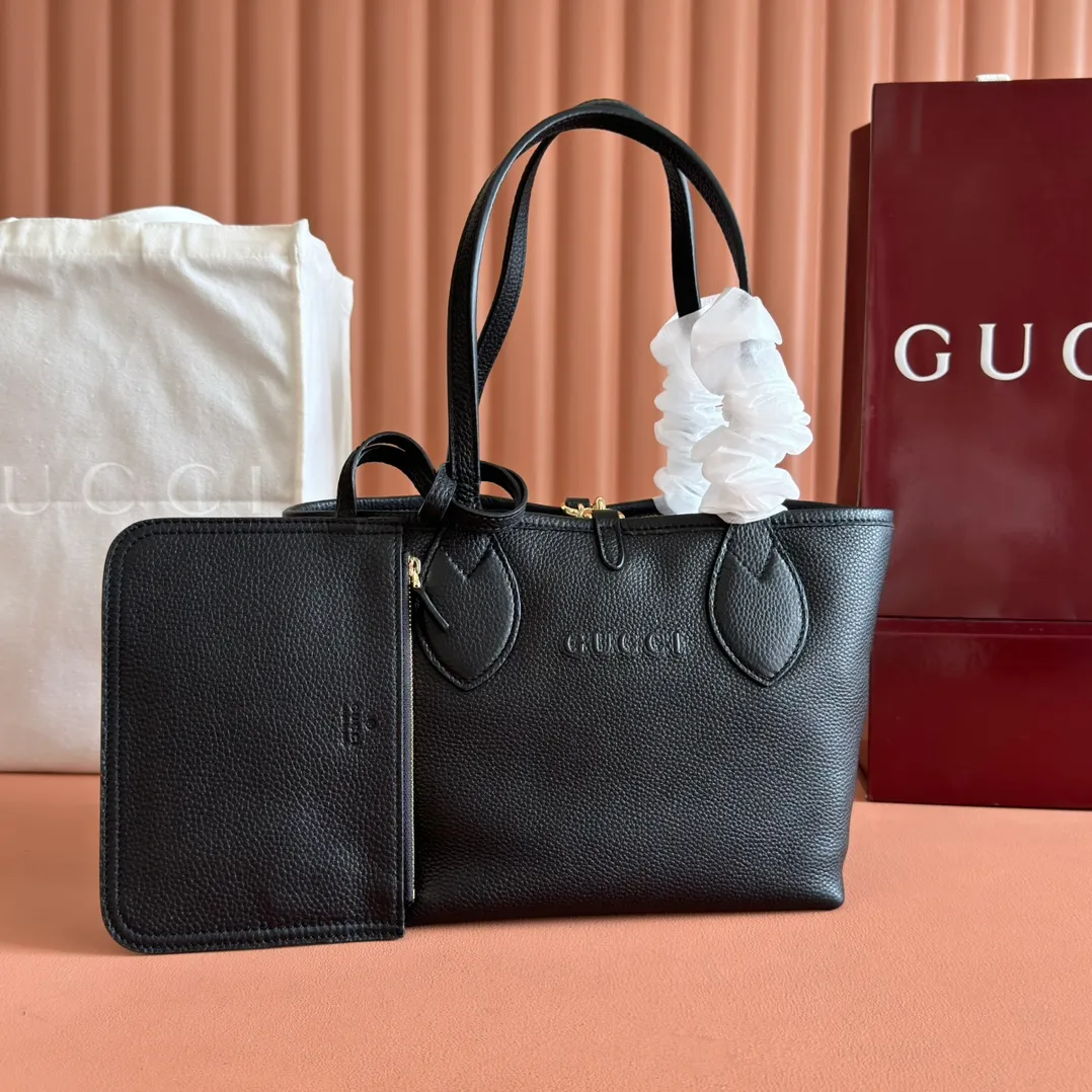 p1300. 💋💋💋【Full set of packaging at the counter】One bag, two styles, a charming interpretation of double-sided aesthetics. This Gucci Totissima tote bag is crafted from grained leather on one side and GG canvas on the other. Interpreting timeless style and functional aesthetics under the name Totissima. Black grained leather on one side, beige and dark brown GG canvas on the other Light gold-toned hardware Internal clutch: 19cm (W) x 13cm (H) Shoulder strap (22cm H) Reference number: 839124. Dimensions: 21cm (width) x 18.5cm (height) x 16cm (depth) Weight: about 0.6kg Color: apricot cloth black leather/original leather. Made in Italy