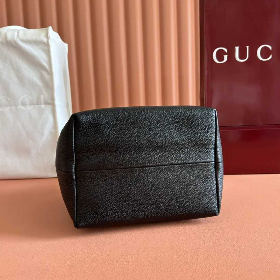 p1300. 💋💋💋【Full set of packaging at the counter】One bag, two styles, a charming interpretation of double-sided aesthetics. This Gucci Totissima tote bag is crafted from grained leather on one side and GG canvas on the other. Interpreting timeless style and functional aesthetics under the name Totissima. Black grained leather on one side, beige and dark brown GG canvas on the other Light gold-toned hardware Internal clutch: 19cm (W) x 13cm (H) Shoulder strap (22cm H) Reference number: 839124. Dimensions: 21cm (width) x 18.5cm (height) x 16cm (depth) Weight: about 0.6kg Color: apricot cloth black leather/original leather. Made in Italy