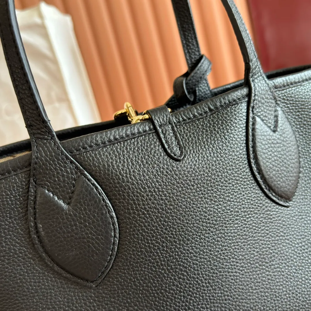 p1300. 💋💋💋【Full set of packaging at the counter】One bag, two styles, a charming interpretation of double-sided aesthetics. This Gucci Totissima tote bag is crafted from grained leather on one side and GG canvas on the other. Interpreting timeless style and functional aesthetics under the name Totissima. Black grained leather on one side, beige and dark brown GG canvas on the other Light gold-toned hardware Internal clutch: 19cm (W) x 13cm (H) Shoulder strap (22cm H) Reference number: 839124. Dimensions: 21cm (width) x 18.5cm (height) x 16cm (depth) Weight: about 0.6kg Color: apricot cloth black leather/original leather. Made in Italy