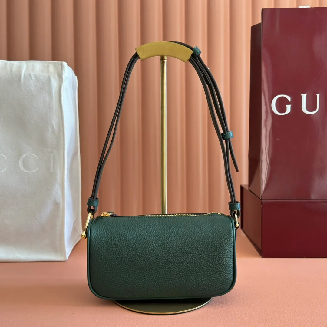 p1060💋💋💋【With full set of original counter packaging】The brand interprets iconic elements from a contemporary perspective and re-presents the Gucci half-horse bit design. It uses soft cow leather that fits the body shape to inject new style into classic accessories. This mini bag is crafted from soft grained leather and features a half horsebit detail on the side. Green grained soft leather. Light gold tone hardware. Tonal cotton and linen blend lining. Half horsebit buckle. Calf leather shoulder strap (23cm high). Zip closure. Ident.: 860784. Dimensions: 19cm (width) x 19.5cm (height) x 9cm (depth) Weight: approx. 272g Color: green/full leather.