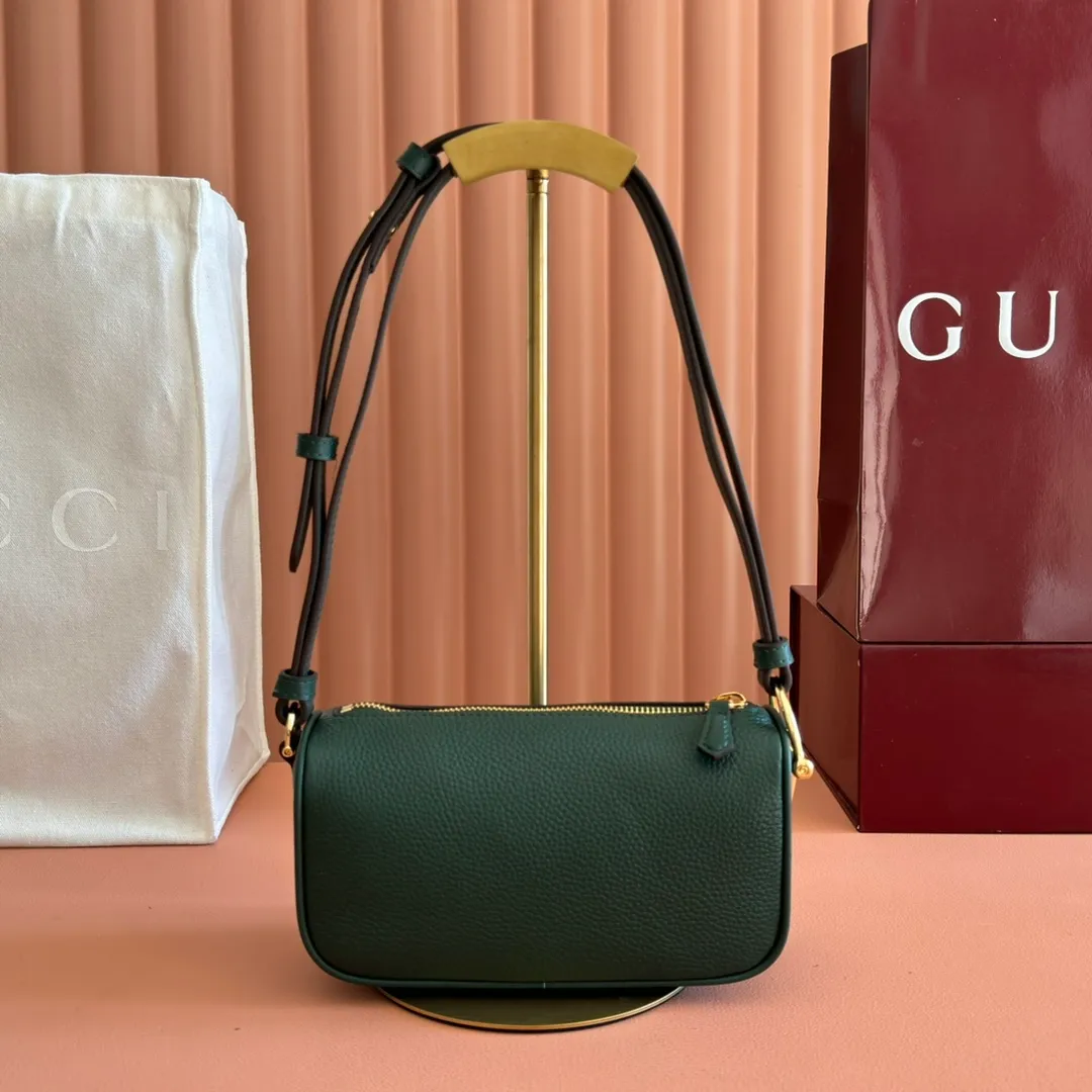 p1060💋💋💋【With full set of original counter packaging】The brand interprets iconic elements from a contemporary perspective and re-presents the Gucci half-horse bit design. It uses soft cow leather that fits the body shape to inject new style into classic accessories. This mini bag is crafted from soft grained leather and features a half horsebit detail on the side. Green grained soft leather. Light gold tone hardware. Tonal cotton and linen blend lining. Half horsebit buckle. Calf leather shoulder strap (23cm high). Zip closure. Ident.: 860784. Dimensions: 19cm (width) x 19.5cm (height) x 9cm (depth) Weight: approx. 272g Color: green/full leather.