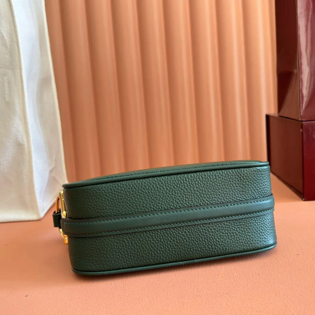 p1060💋💋💋【With full set of original counter packaging】The brand interprets iconic elements from a contemporary perspective and re-presents the Gucci half-horse bit design. It uses soft cow leather that fits the body shape to inject new style into classic accessories. This mini bag is crafted from soft grained leather and features a half horsebit detail on the side. Green grained soft leather. Light gold tone hardware. Tonal cotton and linen blend lining. Half horsebit buckle. Calf leather shoulder strap (23cm high). Zip closure. Ident.: 860784. Dimensions: 19cm (width) x 19.5cm (height) x 9cm (depth) Weight: approx. 272g Color: green/full leather.