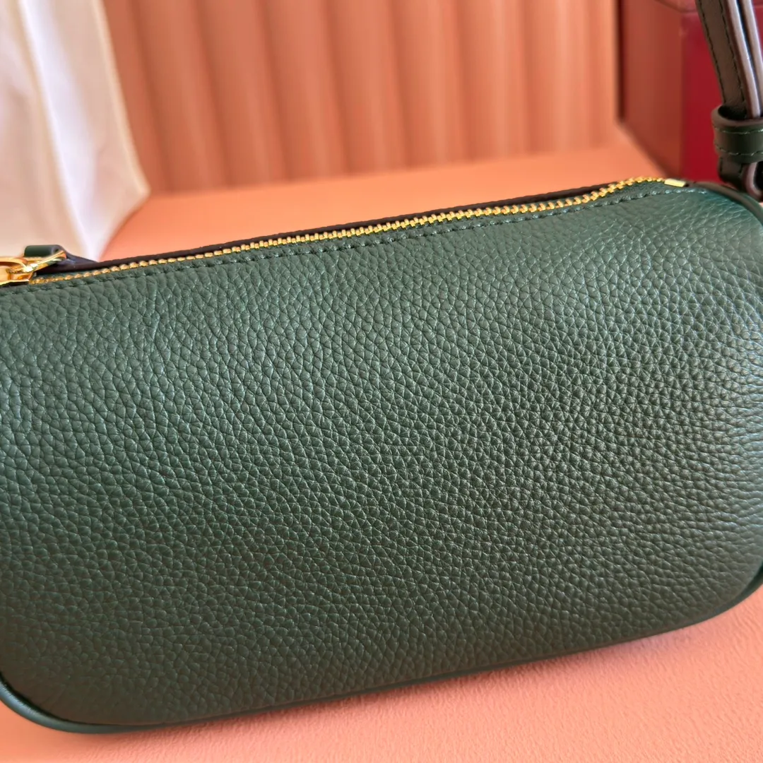 p1060💋💋💋【With full set of original counter packaging】The brand interprets iconic elements from a contemporary perspective and re-presents the Gucci half-horse bit design. It uses soft cow leather that fits the body shape to inject new style into classic accessories. This mini bag is crafted from soft grained leather and features a half horsebit detail on the side. Green grained soft leather. Light gold tone hardware. Tonal cotton and linen blend lining. Half horsebit buckle. Calf leather shoulder strap (23cm high). Zip closure. Ident.: 860784. Dimensions: 19cm (width) x 19.5cm (height) x 9cm (depth) Weight: approx. 272g Color: green/full leather.