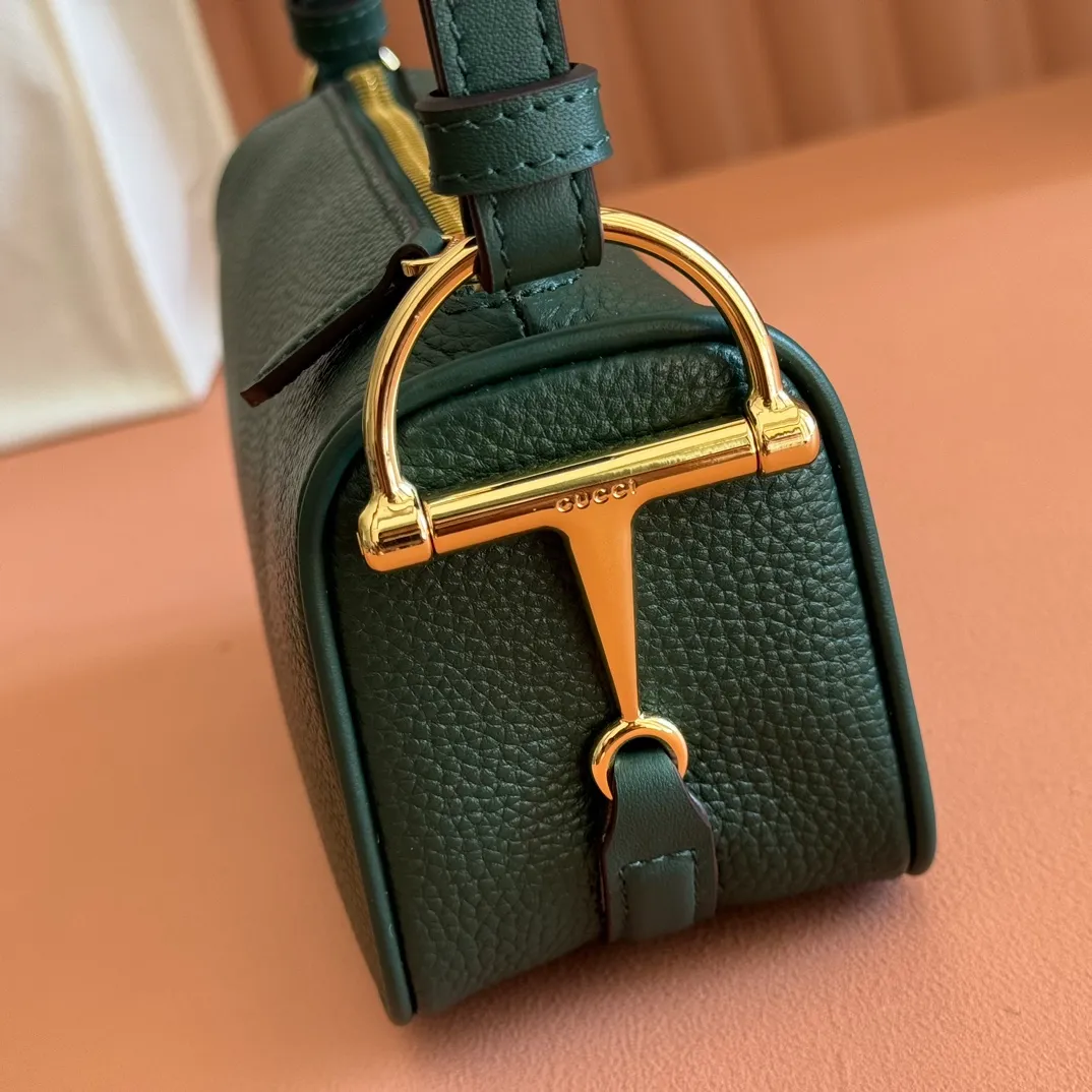 p1060💋💋💋【With full set of original counter packaging】The brand interprets iconic elements from a contemporary perspective and re-presents the Gucci half-horse bit design. It uses soft cow leather that fits the body shape to inject new style into classic accessories. This mini bag is crafted from soft grained leather and features a half horsebit detail on the side. Green grained soft leather. Light gold tone hardware. Tonal cotton and linen blend lining. Half horsebit buckle. Calf leather shoulder strap (23cm high). Zip closure. Ident.: 860784. Dimensions: 19cm (width) x 19.5cm (height) x 9cm (depth) Weight: approx. 272g Color: green/full leather.