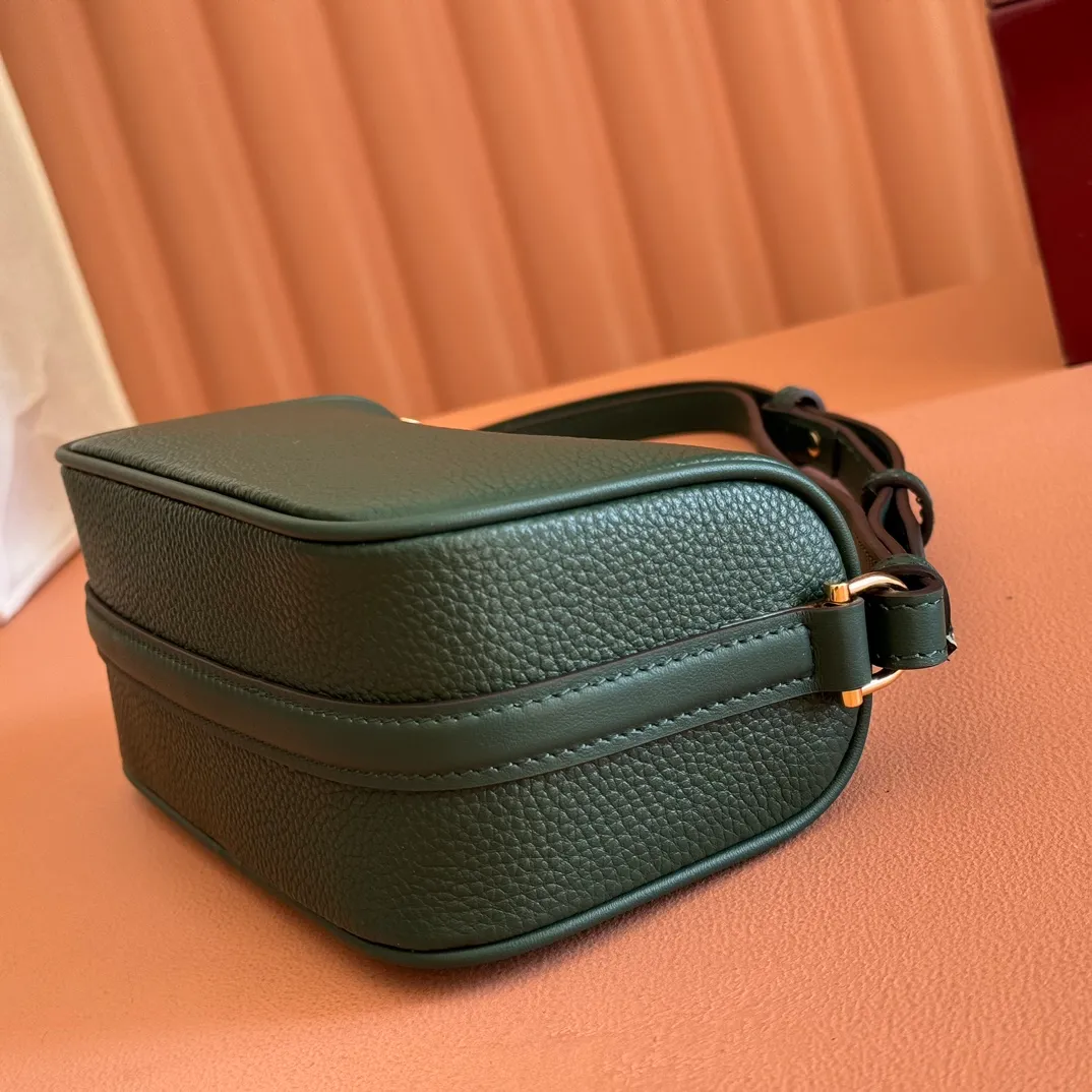 p1060💋💋💋【With full set of original counter packaging】The brand interprets iconic elements from a contemporary perspective and re-presents the Gucci half-horse bit design. It uses soft cow leather that fits the body shape to inject new style into classic accessories. This mini bag is crafted from soft grained leather and features a half horsebit detail on the side. Green grained soft leather. Light gold tone hardware. Tonal cotton and linen blend lining. Half horsebit buckle. Calf leather shoulder strap (23cm high). Zip closure. Ident.: 860784. Dimensions: 19cm (width) x 19.5cm (height) x 9cm (depth) Weight: approx. 272g Color: green/full leather.