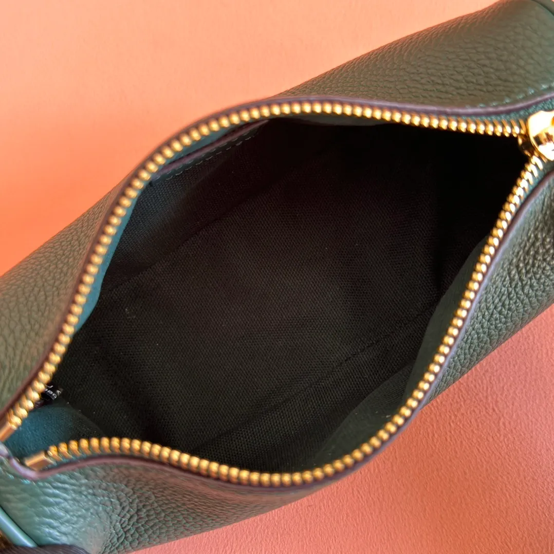 p1060💋💋💋【With full set of original counter packaging】The brand interprets iconic elements from a contemporary perspective and re-presents the Gucci half-horse bit design. It uses soft cow leather that fits the body shape to inject new style into classic accessories. This mini bag is crafted from soft grained leather and features a half horsebit detail on the side. Green grained soft leather. Light gold tone hardware. Tonal cotton and linen blend lining. Half horsebit buckle. Calf leather shoulder strap (23cm high). Zip closure. Ident.: 860784. Dimensions: 19cm (width) x 19.5cm (height) x 9cm (depth) Weight: approx. 272g Color: green/full leather.