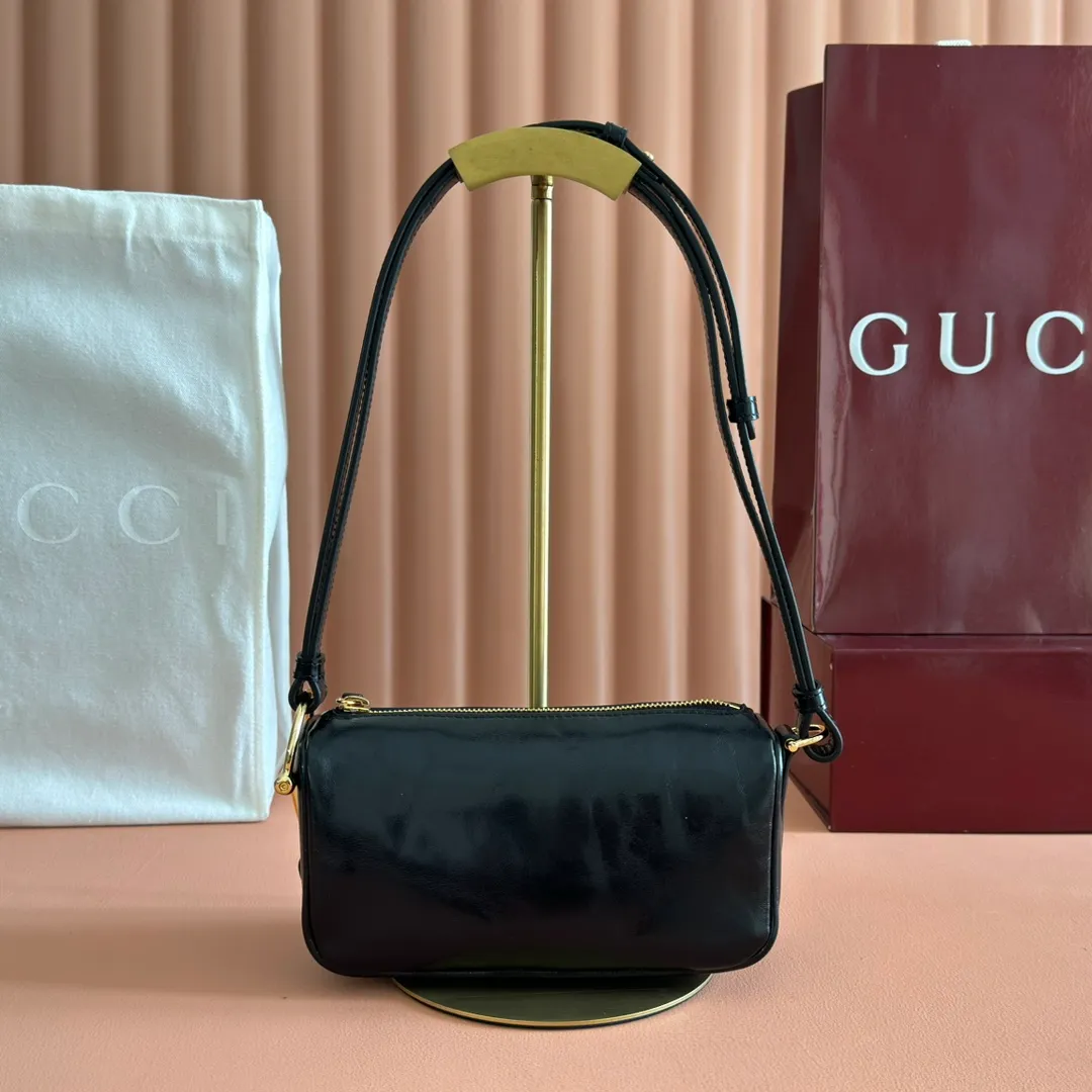 p1060💋💋💋【With full set of original counter packaging】The brand interprets iconic elements from a contemporary perspective and re-presents the Gucci half-horse bit design. It uses soft cow leather that fits the body shape to inject new style into classic accessories. This mini bag is crafted from soft grained leather and features a half horsebit detail on the side. Green grained soft leather. Light gold tone hardware. Tonal cotton and linen blend lining. Half horsebit buckle. Calf leather shoulder strap (23cm high). Zip closure. Ident.: 860784. Dimensions: 19cm (W) x 19.5cm (H) x 9cm (D) Weight: Approx. 272g Color: Wrinkled Black/Full Leather.