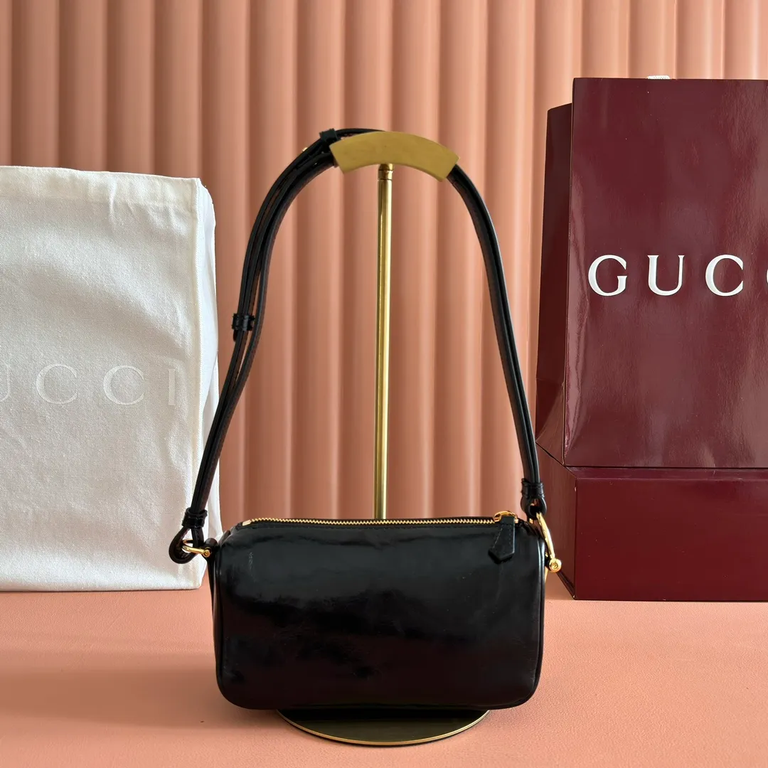 p1060💋💋💋【With full set of original counter packaging】The brand interprets iconic elements from a contemporary perspective and re-presents the Gucci half-horse bit design. It uses soft cow leather that fits the body shape to inject new style into classic accessories. This mini bag is crafted from soft grained leather and features a half horsebit detail on the side. Green grained soft leather. Light gold tone hardware. Tonal cotton and linen blend lining. Half horsebit buckle. Calf leather shoulder strap (23cm high). Zip closure. Ident.: 860784. Dimensions: 19cm (W) x 19.5cm (H) x 9cm (D) Weight: Approx. 272g Color: Wrinkled Black/Full Leather.