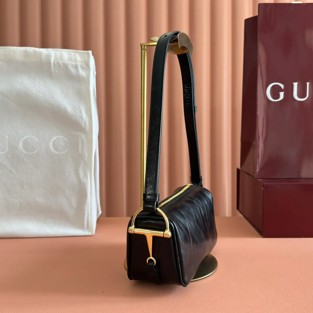 p1060💋💋💋【With full set of original counter packaging】The brand interprets iconic elements from a contemporary perspective and re-presents the Gucci half-horse bit design. It uses soft cow leather that fits the body shape to inject new style into classic accessories. This mini bag is crafted from soft grained leather and features a half horsebit detail on the side. Green grained soft leather. Light gold tone hardware. Tonal cotton and linen blend lining. Half horsebit buckle. Calf leather shoulder strap (23cm high). Zip closure. Ident.: 860784. Dimensions: 19cm (W) x 19.5cm (H) x 9cm (D) Weight: Approx. 272g Color: Wrinkled Black/Full Leather.