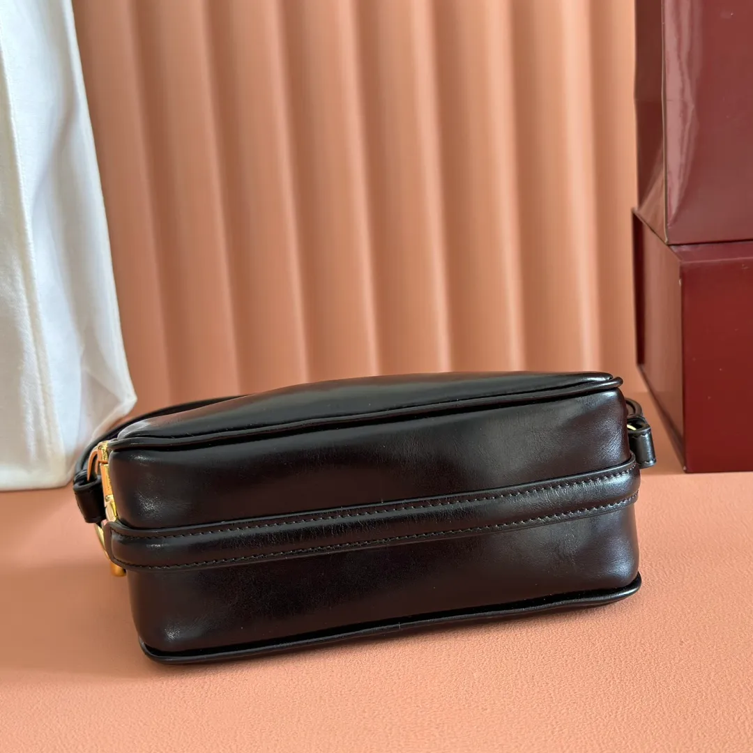 p1060💋💋💋【With full set of original counter packaging】The brand interprets iconic elements from a contemporary perspective and re-presents the Gucci half-horse bit design. It uses soft cow leather that fits the body shape to inject new style into classic accessories. This mini bag is crafted from soft grained leather and features a half horsebit detail on the side. Green grained soft leather. Light gold tone hardware. Tonal cotton and linen blend lining. Half horsebit buckle. Calf leather shoulder strap (23cm high). Zip closure. Ident.: 860784. Dimensions: 19cm (W) x 19.5cm (H) x 9cm (D) Weight: Approx. 272g Color: Wrinkled Black/Full Leather.