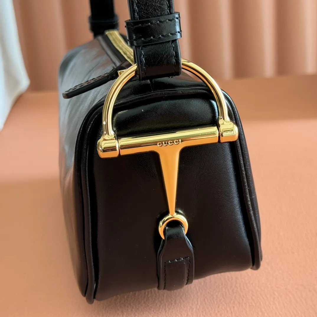 p1060💋💋💋【With full set of original counter packaging】The brand interprets iconic elements from a contemporary perspective and re-presents the Gucci half-horse bit design. It uses soft cow leather that fits the body shape to inject new style into classic accessories. This mini bag is crafted from soft grained leather and features a half horsebit detail on the side. Green grained soft leather. Light gold tone hardware. Tonal cotton and linen blend lining. Half horsebit buckle. Calf leather shoulder strap (23cm high). Zip closure. Ident.: 860784. Dimensions: 19cm (W) x 19.5cm (H) x 9cm (D) Weight: Approx. 272g Color: Wrinkled Black/Full Leather.