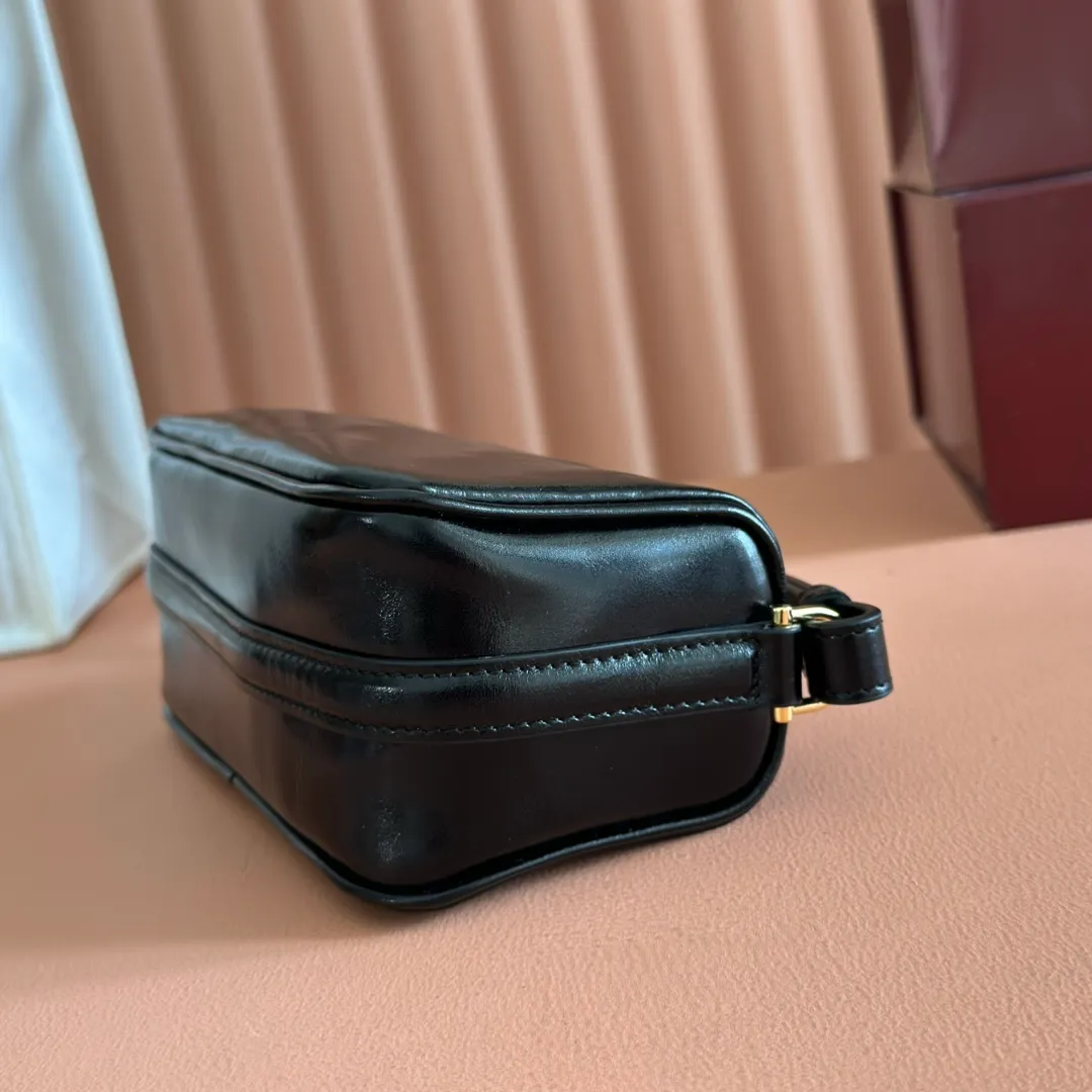p1060💋💋💋【With full set of original counter packaging】The brand interprets iconic elements from a contemporary perspective and re-presents the Gucci half-horse bit design. It uses soft cow leather that fits the body shape to inject new style into classic accessories. This mini bag is crafted from soft grained leather and features a half horsebit detail on the side. Green grained soft leather. Light gold tone hardware. Tonal cotton and linen blend lining. Half horsebit buckle. Calf leather shoulder strap (23cm high). Zip closure. Ident.: 860784. Dimensions: 19cm (W) x 19.5cm (H) x 9cm (D) Weight: Approx. 272g Color: Wrinkled Black/Full Leather.