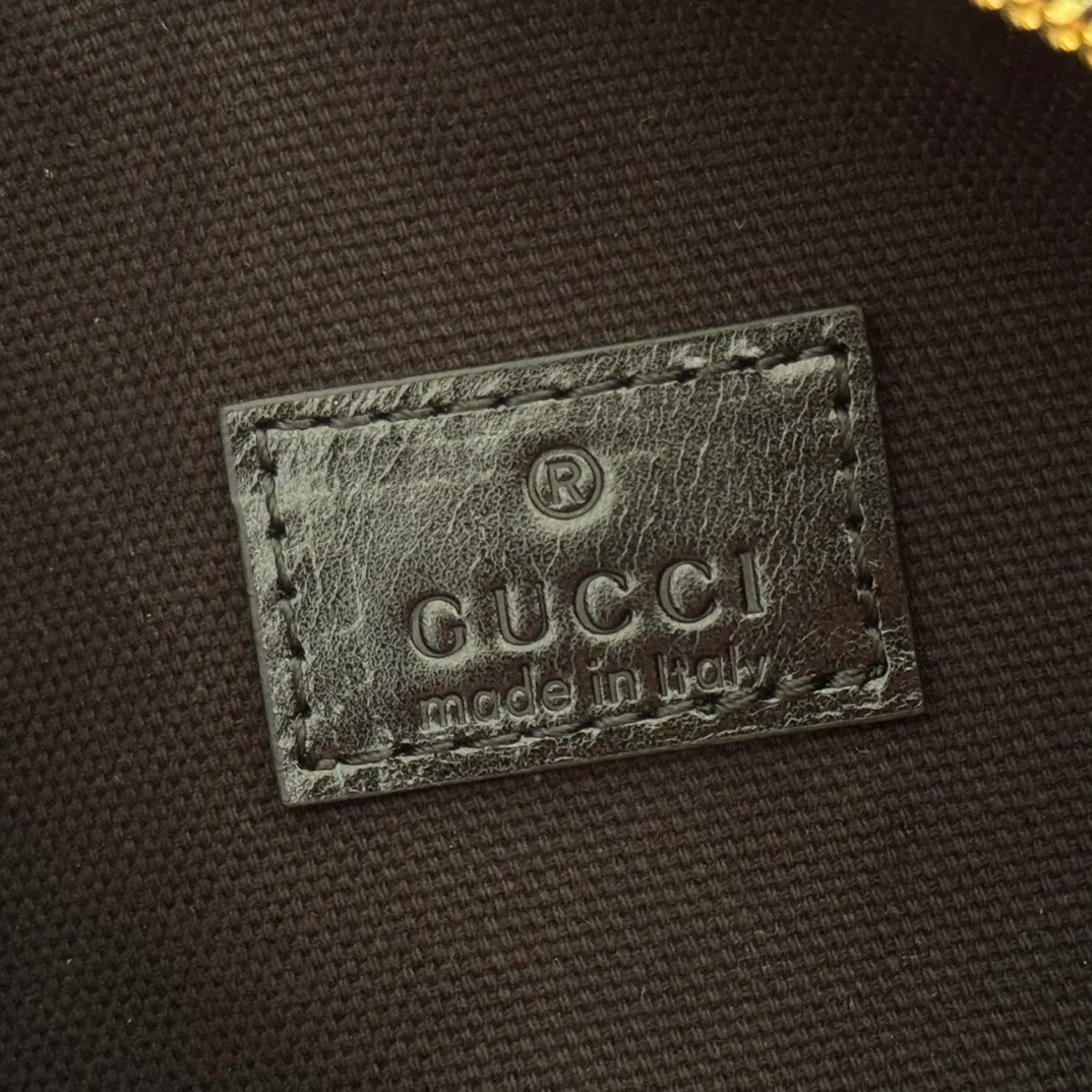 p1060💋💋💋【With full set of original counter packaging】The brand interprets iconic elements from a contemporary perspective and re-presents the Gucci half-horse bit design. It uses soft cow leather that fits the body shape to inject new style into classic accessories. This mini bag is crafted from soft grained leather and features a half horsebit detail on the side. Green grained soft leather. Light gold tone hardware. Tonal cotton and linen blend lining. Half horsebit buckle. Calf leather shoulder strap (23cm high). Zip closure. Ident.: 860784. Dimensions: 19cm (W) x 19.5cm (H) x 9cm (D) Weight: Approx. 272g Color: Wrinkled Black/Full Leather.