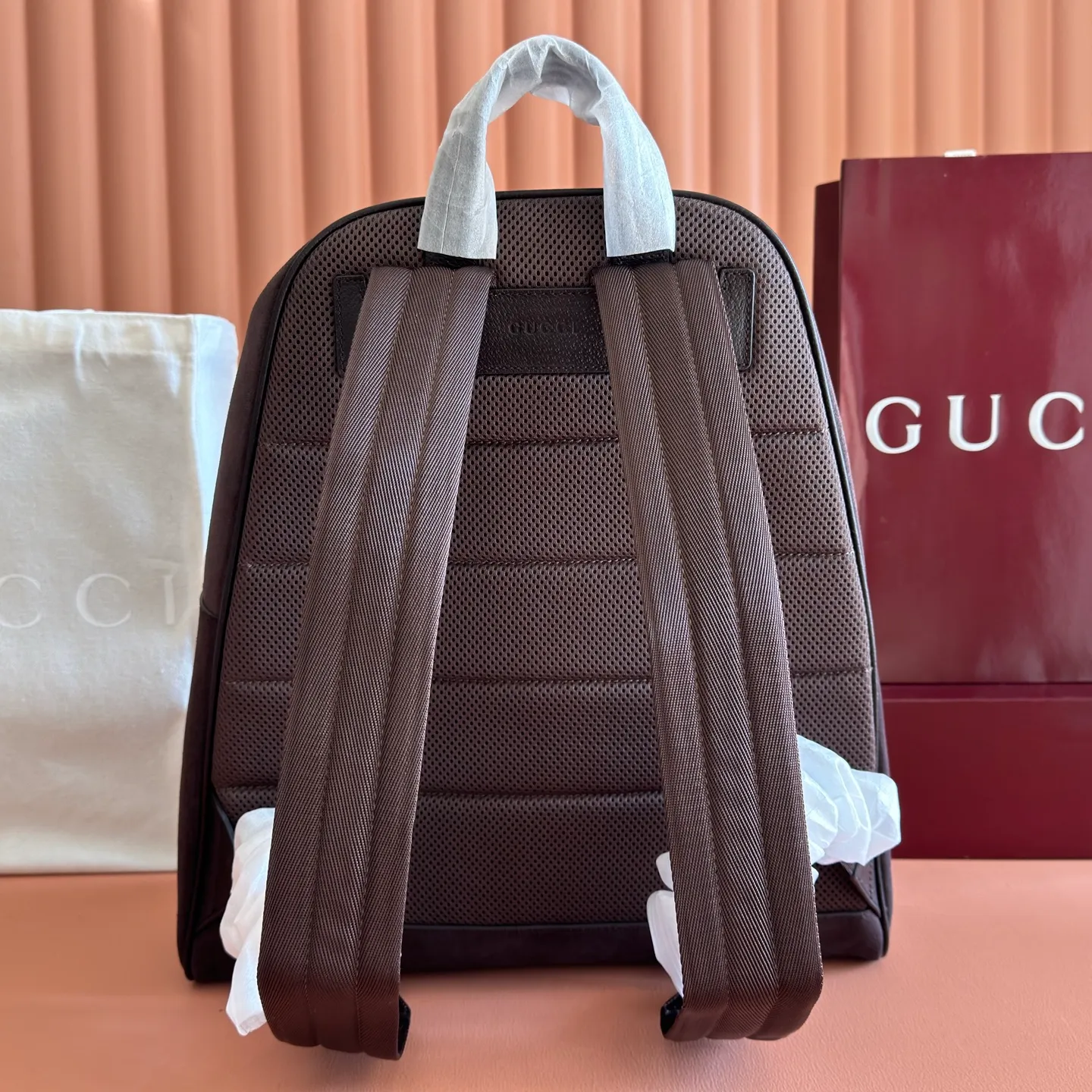 p1480💋💋💋"With full set of original counter packaging" [New product] The Ophidia series is crafted with white color matching, classic silhouette and new functional design, and is made of soft-touch fabrics. This backpack is made of soft GG Supreme material and is intricately embellished with the Double G logo and red and green webbing details. White soft GG Supreme canvas Palladium tone hardware Green nylon lining Double G Web detail Padded mesh at back Adjustable shoulder strap Interior: 1 zip pocket External: 1 zip pocket Handle height: 8 cm Zip closure Ref.: 834466. Dimensions: 36.5cm (width) x 41cm (height) x 18cm (depth) Weight: approx. 1.5kg Colour: Matte brown Made in Italy