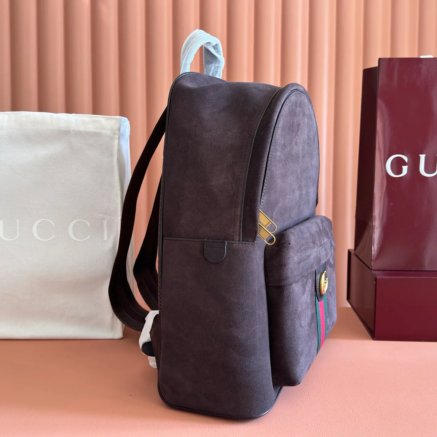 p1480💋💋💋"With full set of original counter packaging" [New product] The Ophidia series is crafted with white color matching, classic silhouette and new functional design, and is made of soft-touch fabrics. This backpack is made of soft GG Supreme material and is intricately embellished with the Double G logo and red and green webbing details. White soft GG Supreme canvas Palladium tone hardware Green nylon lining Double G Web detail Padded mesh at back Adjustable shoulder strap Interior: 1 zip pocket External: 1 zip pocket Handle height: 8 cm Zip closure Ref.: 834466. Dimensions: 36.5cm (width) x 41cm (height) x 18cm (depth) Weight: approx. 1.5kg Colour: Matte brown Made in Italy
