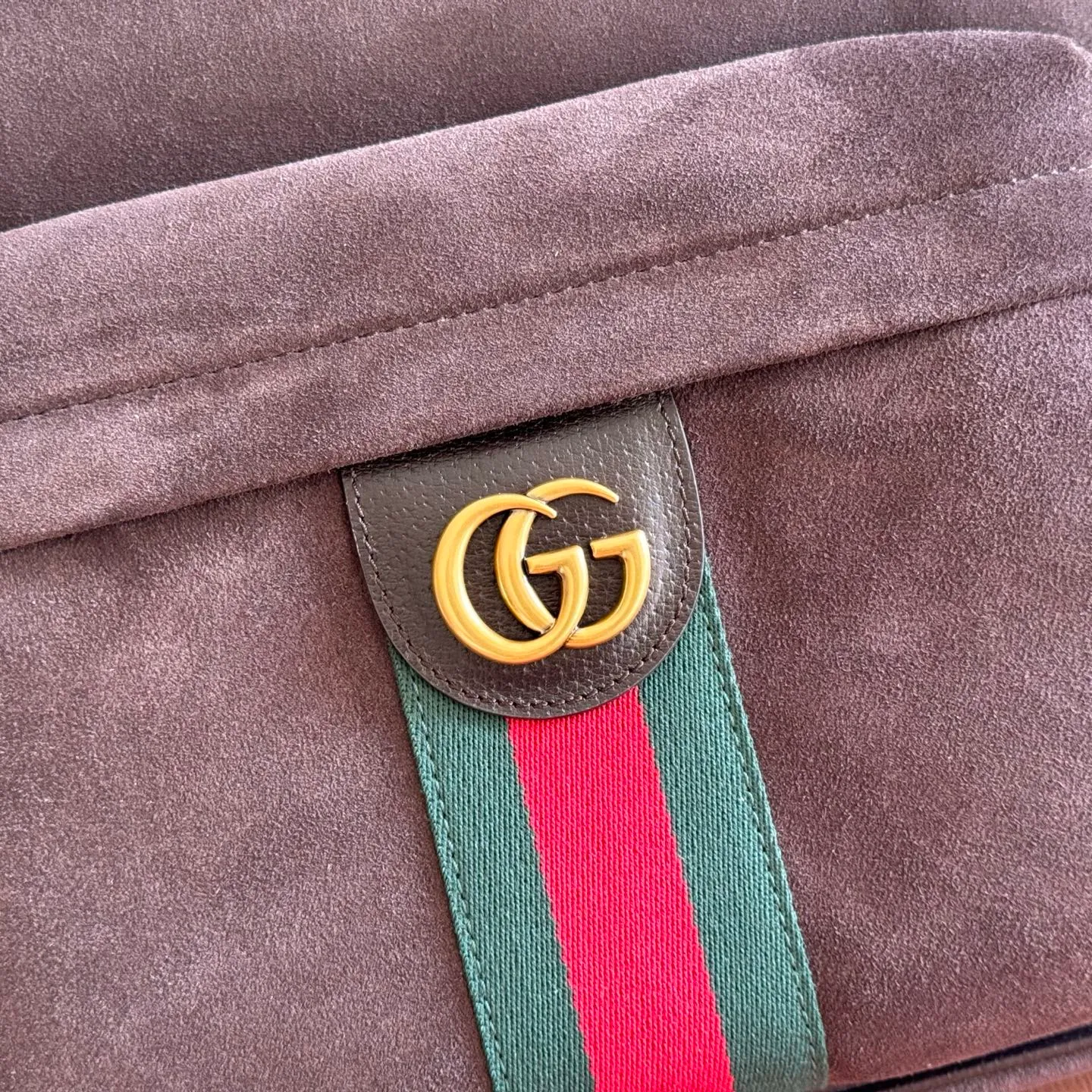 p1480💋💋💋"With full set of original counter packaging" [New product] The Ophidia series is crafted with white color matching, classic silhouette and new functional design, and is made of soft-touch fabrics. This backpack is made of soft GG Supreme material and is intricately embellished with the Double G logo and red and green webbing details. White soft GG Supreme canvas Palladium tone hardware Green nylon lining Double G Web detail Padded mesh at back Adjustable shoulder strap Interior: 1 zip pocket External: 1 zip pocket Handle height: 8 cm Zip closure Ref.: 834466. Dimensions: 36.5cm (width) x 41cm (height) x 18cm (depth) Weight: approx. 1.5kg Colour: Matte brown Made in Italy