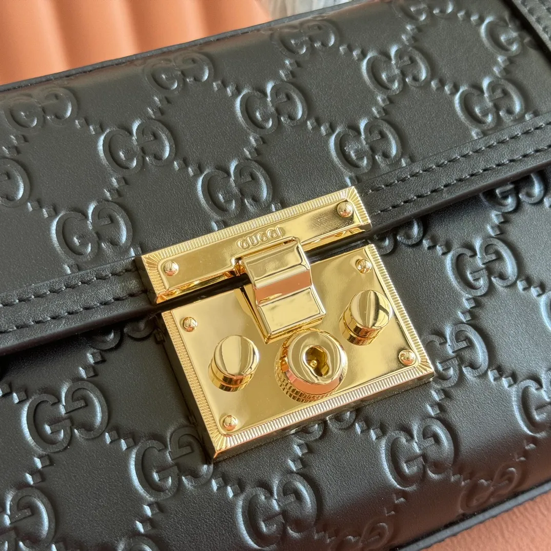 p1240. 💋💋💋 Comes with a full set of original counter packaging [New product] The Padlock series makes a stunning appearance in the 2025 early autumn series with a modern silhouette, unlocking a variety of carrying methods. This style can be worn by hand or cross-body and has a web lining that pays homage to the brand's signature elements. Anchor red GG monogram coated fabric Anchor red leather piping Light gold-toned hardware Anchor red cotton lining Interior: one open pocket Outside: one open pocket Carry handles (6 cm height) Removable and adjustable leather shoulder strap (height: 57 cm – 62 cm; length: 103 cm – 123 cm) Padlock clasp with leather keychain Ident No.: 838999. Dimensions: 20cm (W) x 13cm (H) x 8cm (D) Weight: Approx. 0.6kg Colour: Black/Embossed. Made in Italy