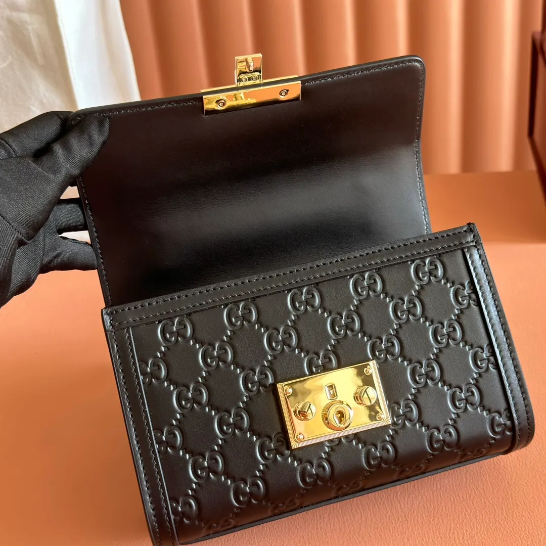 p1240. 💋💋💋 Comes with a full set of original counter packaging [New product] The Padlock series makes a stunning appearance in the 2025 early autumn series with a modern silhouette, unlocking a variety of carrying methods. This style can be worn by hand or cross-body and has a web lining that pays homage to the brand's signature elements. Anchor red GG monogram coated fabric Anchor red leather piping Light gold-toned hardware Anchor red cotton lining Interior: one open pocket Outside: one open pocket Carry handles (6 cm height) Removable and adjustable leather shoulder strap (height: 57 cm – 62 cm; length: 103 cm – 123 cm) Padlock clasp with leather keychain Ident No.: 838999. Dimensions: 20cm (W) x 13cm (H) x 8cm (D) Weight: Approx. 0.6kg Colour: Black/Embossed. Made in Italy