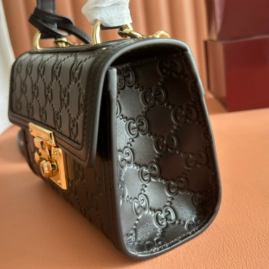 p1240. 💋💋💋 Comes with a full set of original counter packaging [New product] The Padlock series makes a stunning appearance in the 2025 early autumn series with a modern silhouette, unlocking a variety of carrying methods. This style can be worn by hand or cross-body and has a web lining that pays homage to the brand's signature elements. Anchor red GG monogram coated fabric Anchor red leather piping Light gold-toned hardware Anchor red cotton lining Interior: one open pocket Outside: one open pocket Carry handles (6 cm height) Removable and adjustable leather shoulder strap (height: 57 cm – 62 cm; length: 103 cm – 123 cm) Padlock clasp with leather keychain Ident No.: 838999. Dimensions: 20cm (W) x 13cm (H) x 8cm (D) Weight: Approx. 0.6kg Colour: Black/Embossed. Made in Italy