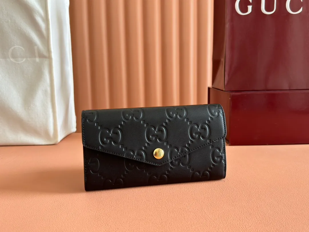 p520. 💋💋💋《With full set of original green box packaging》‼ ️【New Style】Gucci’s classic GG pattern with rich texture and luster is this elegant black long wallet! Inject a different style. Black GG cowhide, antique gold-tone metal buttons. Model: 772791. Dimensions: 19(L) x 10(W) x 3(D) Color: Black/Full Leather. Made in Italy