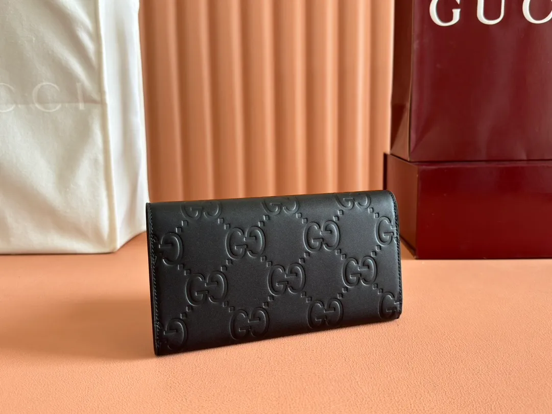 p520. 💋💋💋《With full set of original green box packaging》‼ ️【New Style】Gucci’s classic GG pattern with rich texture and luster is this elegant black long wallet! Inject a different style. Black GG cowhide, antique gold-tone metal buttons. Model: 772791. Dimensions: 19(L) x 10(W) x 3(D) Color: Black/Full Leather. Made in Italy