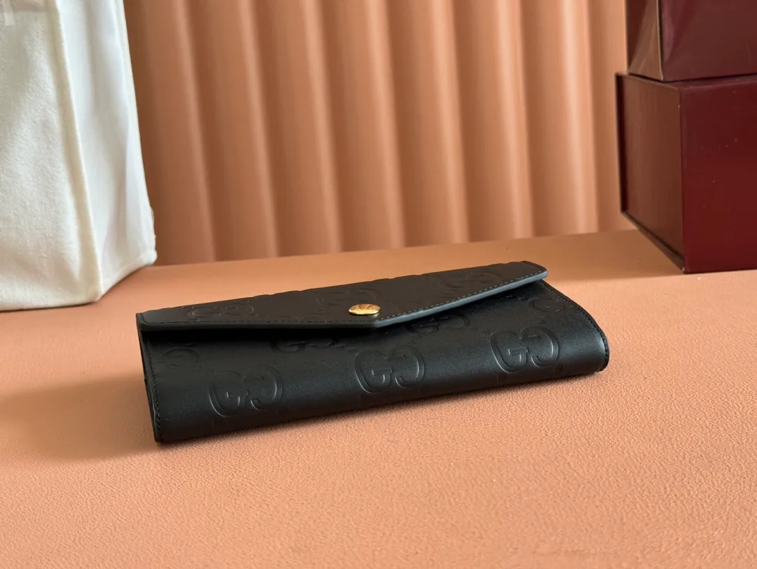 p520. 💋💋💋《With full set of original green box packaging》‼ ️【New Style】Gucci’s classic GG pattern with rich texture and luster is this elegant black long wallet! Inject a different style. Black GG cowhide, antique gold-tone metal buttons. Model: 772791. Dimensions: 19(L) x 10(W) x 3(D) Color: Black/Full Leather. Made in Italy