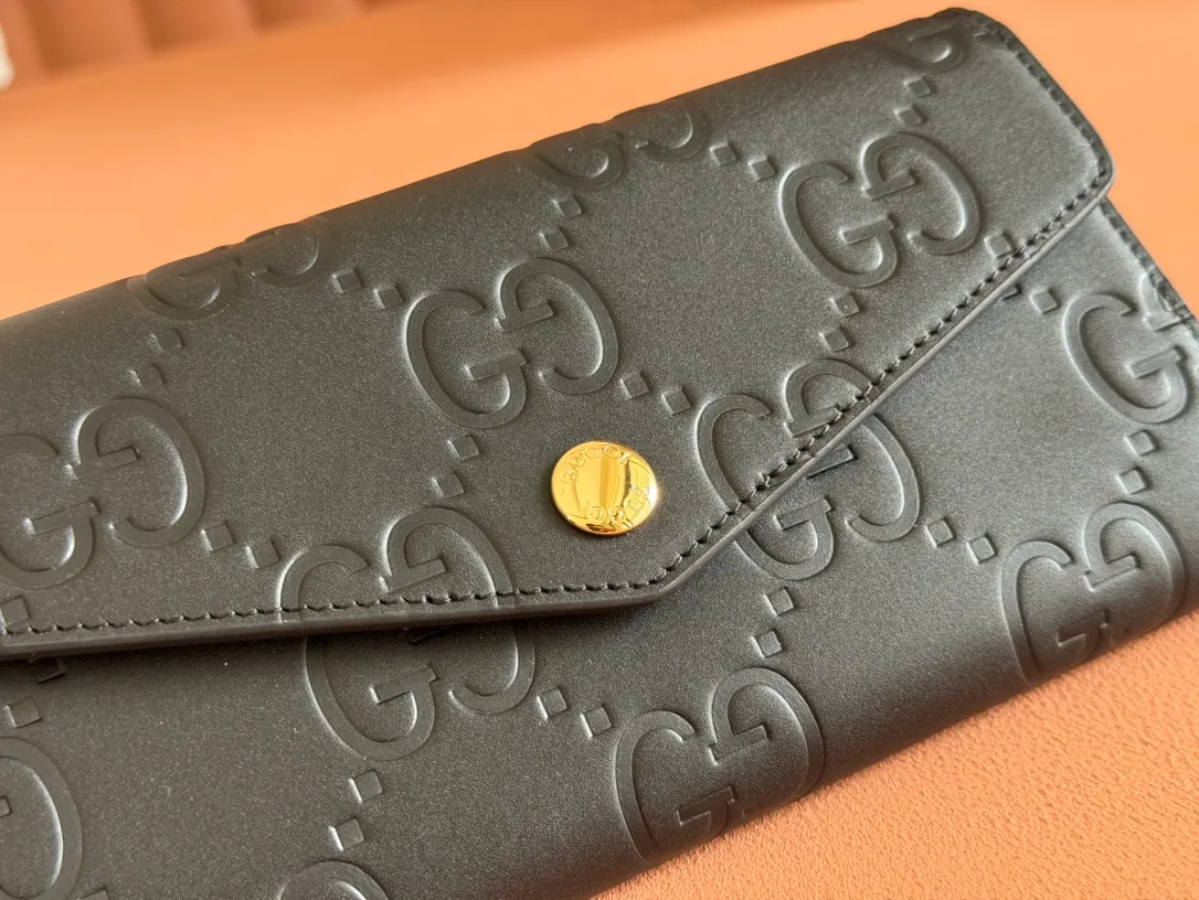 p520. 💋💋💋《With full set of original green box packaging》‼ ️【New Style】Gucci’s classic GG pattern with rich texture and luster is this elegant black long wallet! Inject a different style. Black GG cowhide, antique gold-tone metal buttons. Model: 772791. Dimensions: 19(L) x 10(W) x 3(D) Color: Black/Full Leather. Made in Italy