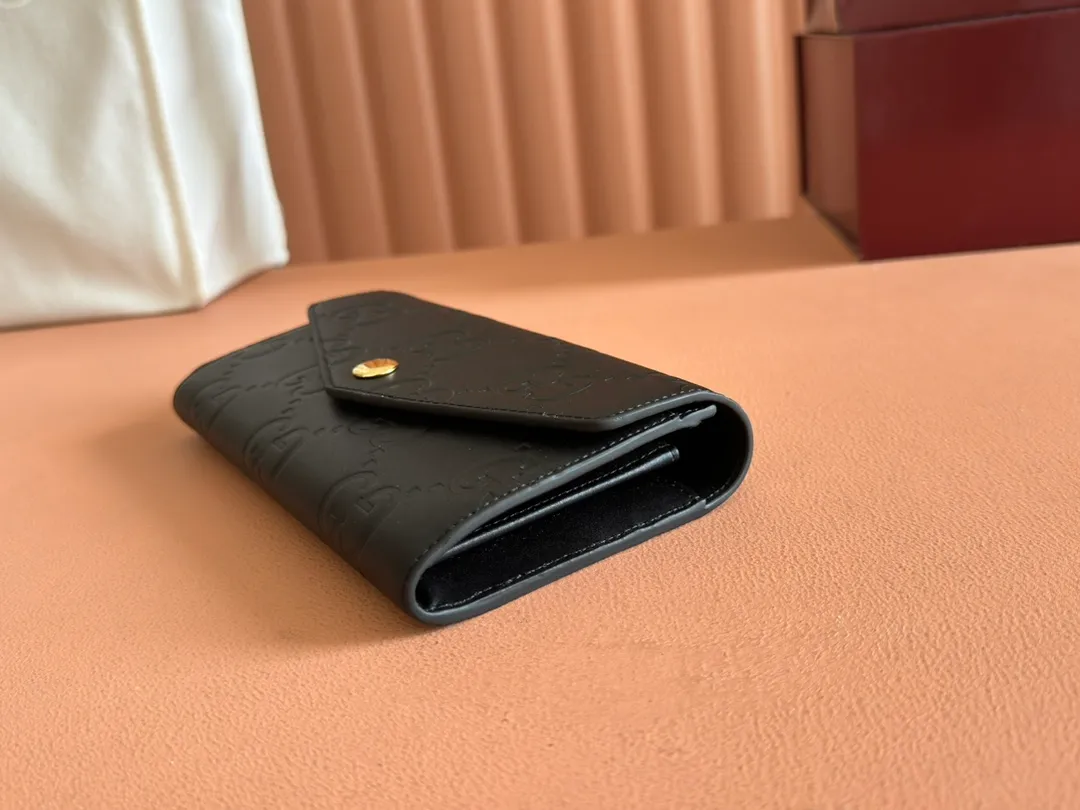 p520. 💋💋💋《With full set of original green box packaging》‼ ️【New Style】Gucci’s classic GG pattern with rich texture and luster is this elegant black long wallet! Inject a different style. Black GG cowhide, antique gold-tone metal buttons. Model: 772791. Dimensions: 19(L) x 10(W) x 3(D) Color: Black/Full Leather. Made in Italy