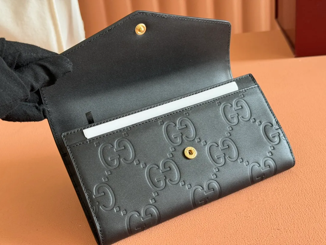 p520. 💋💋💋《With full set of original green box packaging》‼ ️【New Style】Gucci’s classic GG pattern with rich texture and luster is this elegant black long wallet! Inject a different style. Black GG cowhide, antique gold-tone metal buttons. Model: 772791. Dimensions: 19(L) x 10(W) x 3(D) Color: Black/Full Leather. Made in Italy