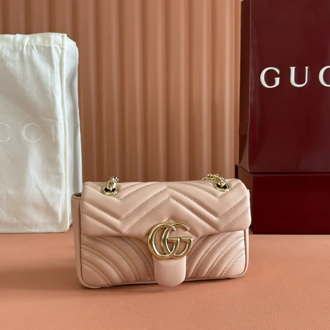p1300. 💋💋💋Imported original sheepskin top quality workmanship [equipped with full counter packaging] The brand's iconic GG Marmont series is ingeniously integrated with double G styling accessories and faceted chain straps, and soft leather is selected to create a soft-lined bag shape. White V-shaped Matelassé sheepskin. Light gold-tone hardware. Gucci ankara red viscose lining. Interior: One open pocket. Sliding chain strap that can be used as a shoulder strap (55 cm high). Snap-lock flap. Ident.: 837280. Dimensions: 22cm (width) x 12.5cm (height) x 6cm (depth) Weight: about 0.55kg Color: pink full leather/original leather. Made in Italy