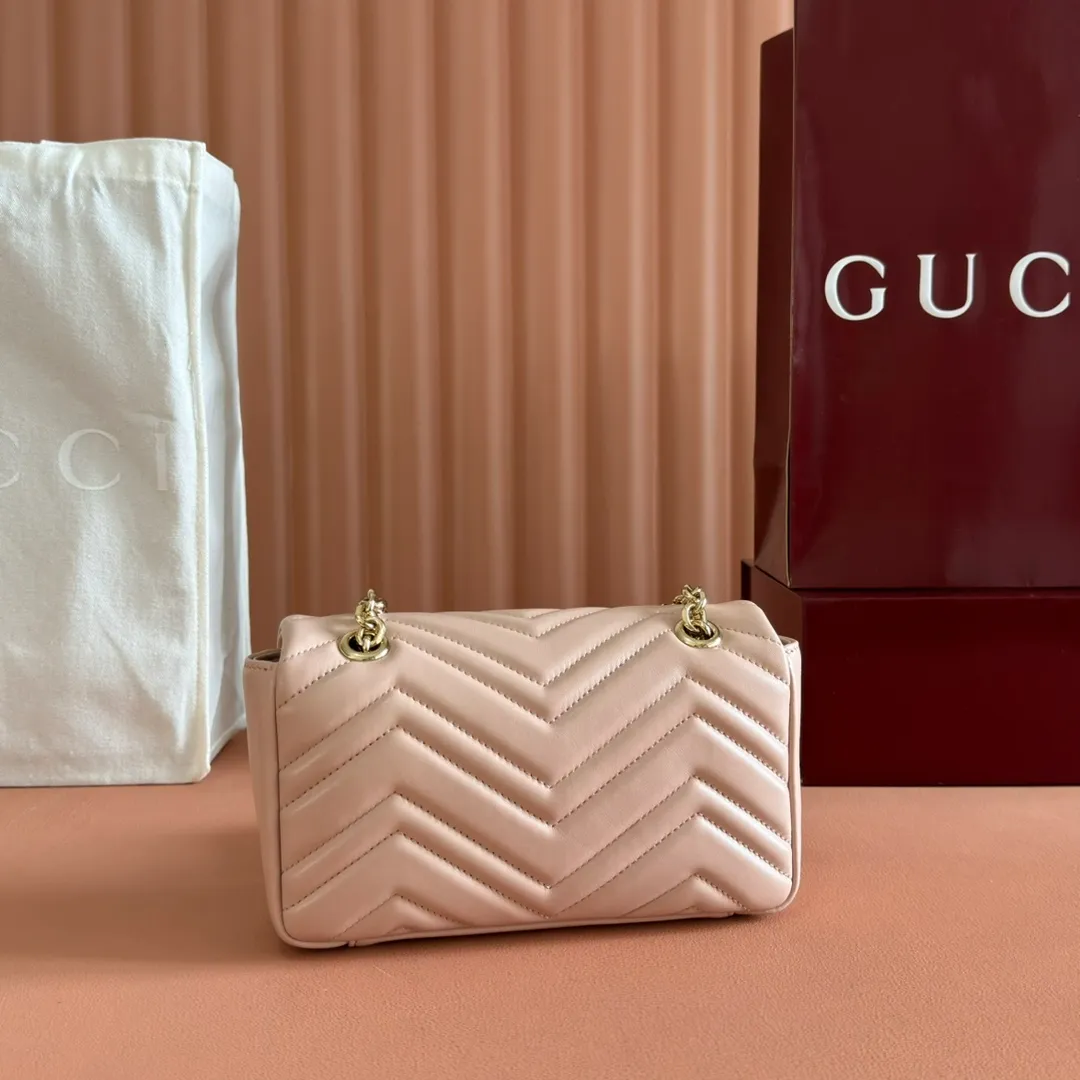 p1300. 💋💋💋Imported original sheepskin top quality workmanship [equipped with full counter packaging] The brand's iconic GG Marmont series is ingeniously integrated with double G styling accessories and faceted chain straps, and soft leather is selected to create a soft-lined bag shape. White V-shaped Matelassé sheepskin. Light gold-tone hardware. Gucci ankara red viscose lining. Interior: One open pocket. Sliding chain strap that can be used as a shoulder strap (55 cm high). Snap-lock flap. Ident.: 837280. Dimensions: 22cm (width) x 12.5cm (height) x 6cm (depth) Weight: about 0.55kg Color: pink full leather/original leather. Made in Italy