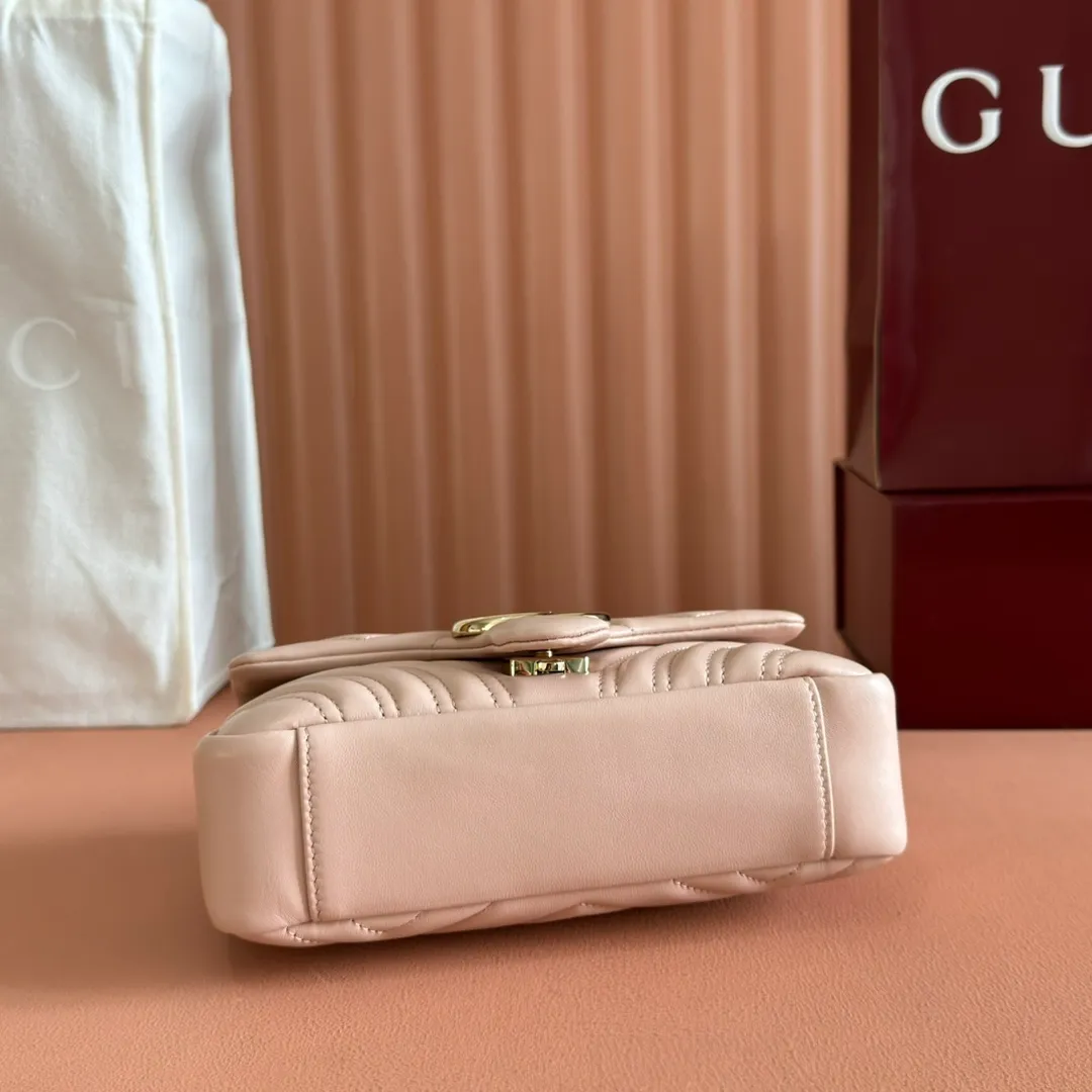 p1300. 💋💋💋Imported original sheepskin top quality workmanship [equipped with full counter packaging] The brand's iconic GG Marmont series is ingeniously integrated with double G styling accessories and faceted chain straps, and soft leather is selected to create a soft-lined bag shape. White V-shaped Matelassé sheepskin. Light gold-tone hardware. Gucci ankara red viscose lining. Interior: One open pocket. Sliding chain strap that can be used as a shoulder strap (55 cm high). Snap-lock flap. Ident.: 837280. Dimensions: 22cm (width) x 12.5cm (height) x 6cm (depth) Weight: about 0.55kg Color: pink full leather/original leather. Made in Italy