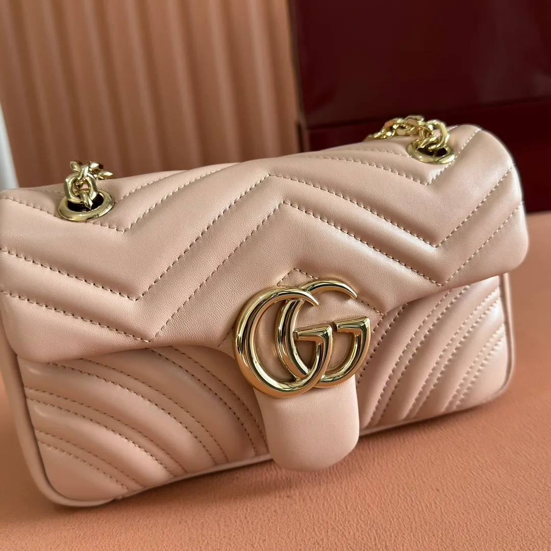 p1300. 💋💋💋Imported original sheepskin top quality workmanship [equipped with full counter packaging] The brand's iconic GG Marmont series is ingeniously integrated with double G styling accessories and faceted chain straps, and soft leather is selected to create a soft-lined bag shape. White V-shaped Matelassé sheepskin. Light gold-tone hardware. Gucci ankara red viscose lining. Interior: One open pocket. Sliding chain strap that can be used as a shoulder strap (55 cm high). Snap-lock flap. Ident.: 837280. Dimensions: 22cm (width) x 12.5cm (height) x 6cm (depth) Weight: about 0.55kg Color: pink full leather/original leather. Made in Italy