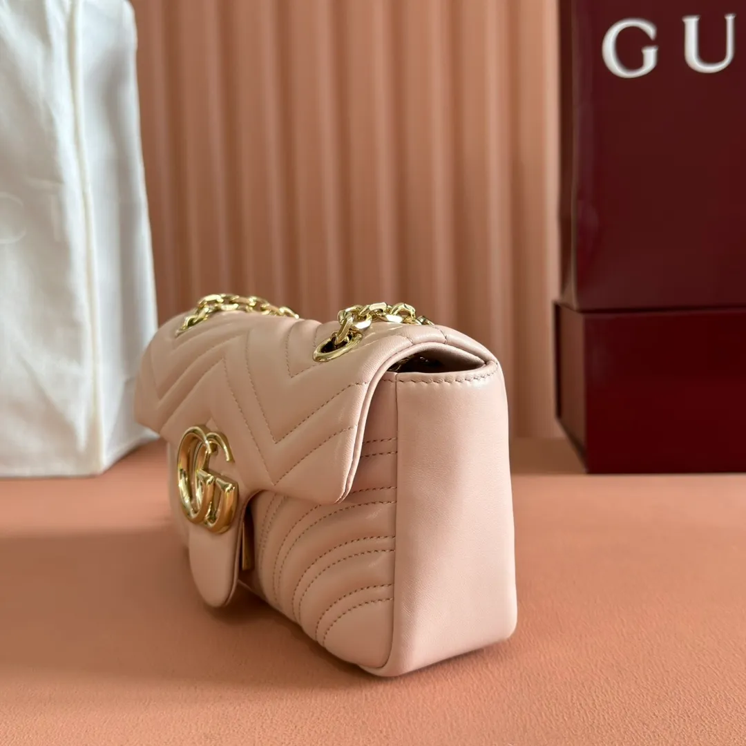 p1300. 💋💋💋Imported original sheepskin top quality workmanship [equipped with full counter packaging] The brand's iconic GG Marmont series is ingeniously integrated with double G styling accessories and faceted chain straps, and soft leather is selected to create a soft-lined bag shape. White V-shaped Matelassé sheepskin. Light gold-tone hardware. Gucci ankara red viscose lining. Interior: One open pocket. Sliding chain strap that can be used as a shoulder strap (55 cm high). Snap-lock flap. Ident.: 837280. Dimensions: 22cm (width) x 12.5cm (height) x 6cm (depth) Weight: about 0.55kg Color: pink full leather/original leather. Made in Italy