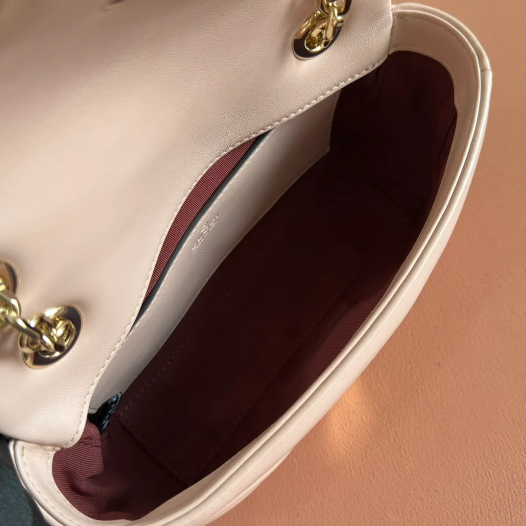 p1300. 💋💋💋Imported original sheepskin top quality workmanship [equipped with full counter packaging] The brand's iconic GG Marmont series is ingeniously integrated with double G styling accessories and faceted chain straps, and soft leather is selected to create a soft-lined bag shape. White V-shaped Matelassé sheepskin. Light gold-tone hardware. Gucci ankara red viscose lining. Interior: One open pocket. Sliding chain strap that can be used as a shoulder strap (55 cm high). Snap-lock flap. Ident.: 837280. Dimensions: 22cm (width) x 12.5cm (height) x 6cm (depth) Weight: about 0.55kg Color: pink full leather/original leather. Made in Italy