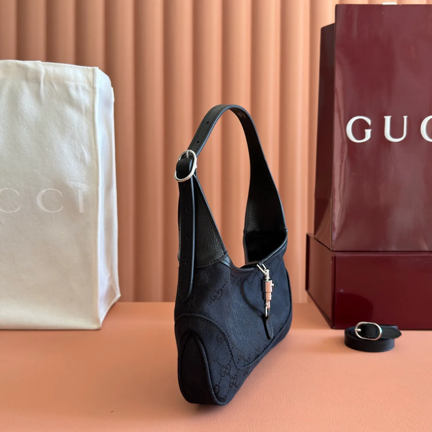 p1040💋💋💋【With full set of original counter packaging】Gucci’s new series is crazy! Demna’s design vision is amazing. The dark horse of Fashion Week is none other than Gucci! The "La Famiglia" series brought by Demna takes Gucci's retro luxury to a new level. Every detail of the new product reveals the designer's ingenuity, and classic elements have been reinterpreted to make them more recognizable. From daily armpit bags to evening tassel bags, the styles span a wide range but are unified and high-end. Beige and dark brown GG canvas, brown leather piping, brown linen lining, interior: 1 zipper pocket, model number: 863137. Dimensions: 27x13x6cm. Made in Italy